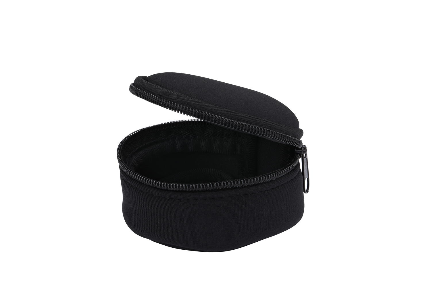 Estuche negro abierto sobre fondo blanco. El estuche es circular, con cremallera y tapa parcialmente abierta.