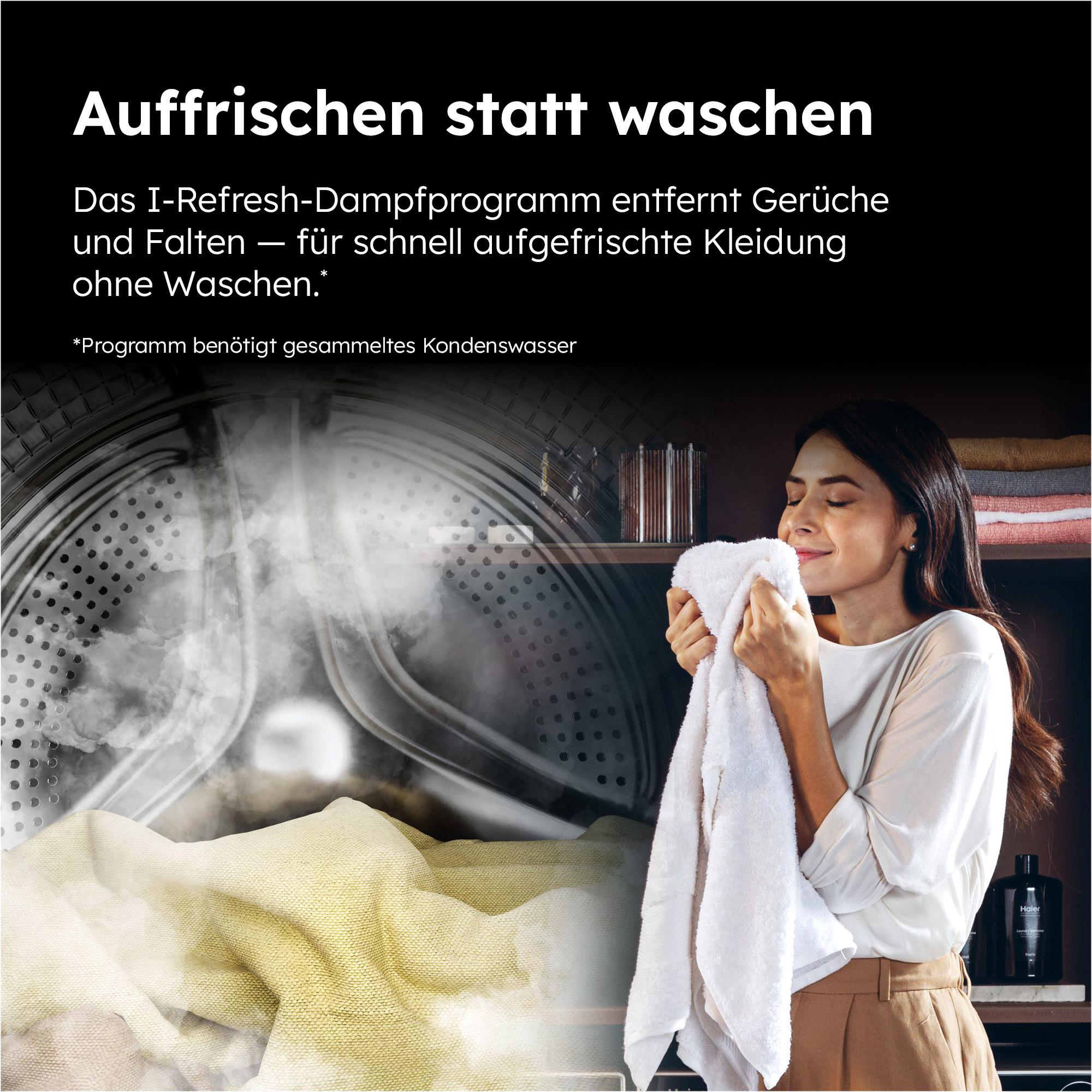 Frau riecht an weißem Handtuch, Dampf aus der Waschmaschinentrommel. Text: Erfrischen statt Waschen.