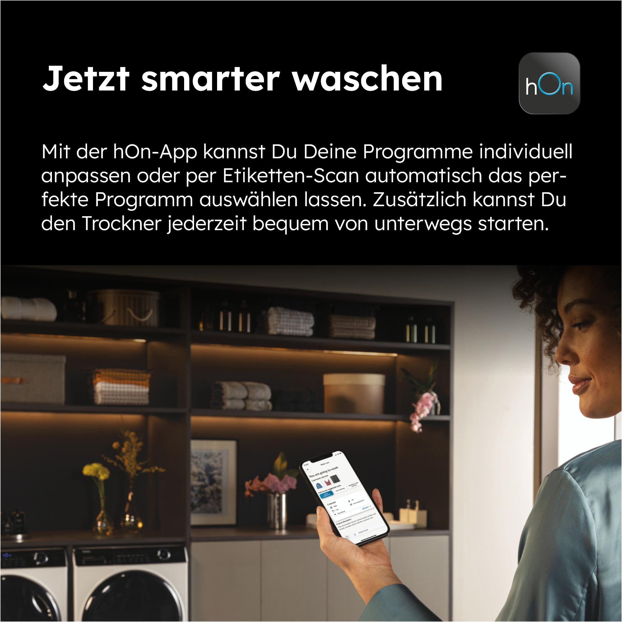 Eine Frau benutzt eine Telefon-App, um eine Waschmaschine zu steuern. Der Hintergrund hat Regale mit Dekor und eine Waschmaschine.