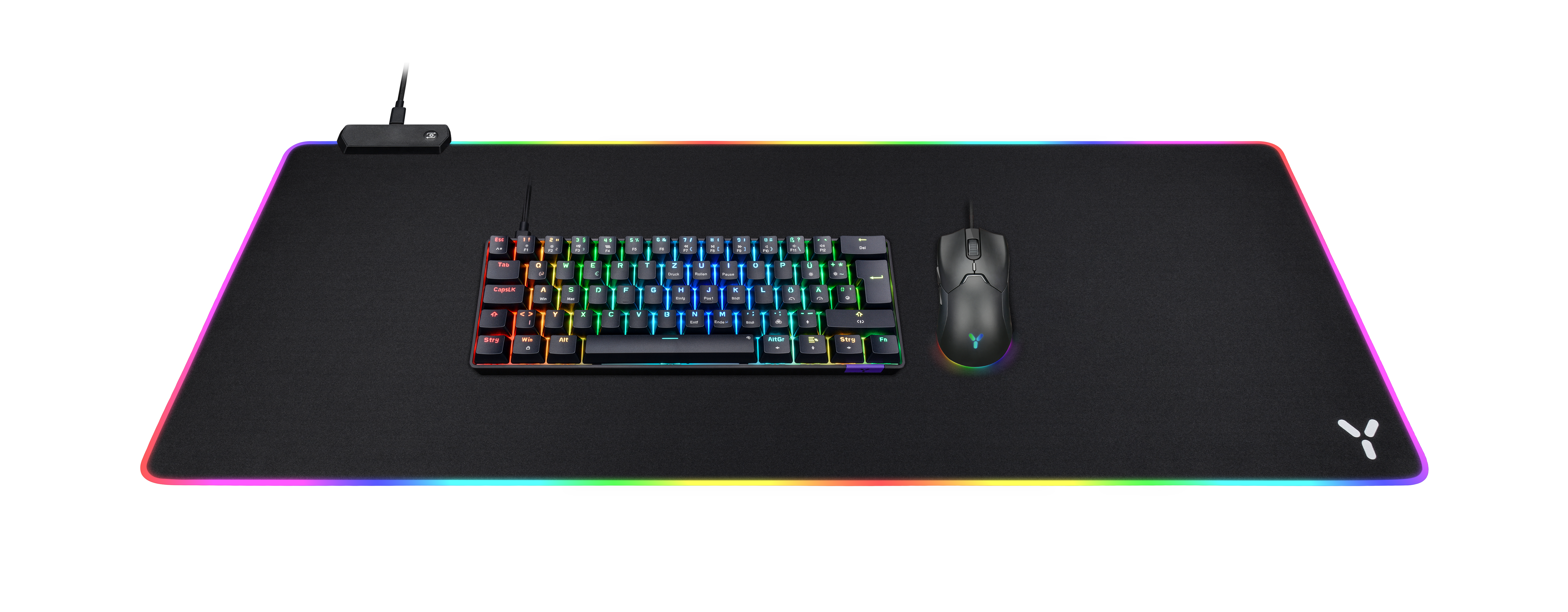 Ein schwarzes Gaming-Mauspad mit Tastatur und Maus darauf. Das Pad hat RGB-Lichter an den Rändern. Weißer Hintergrund.