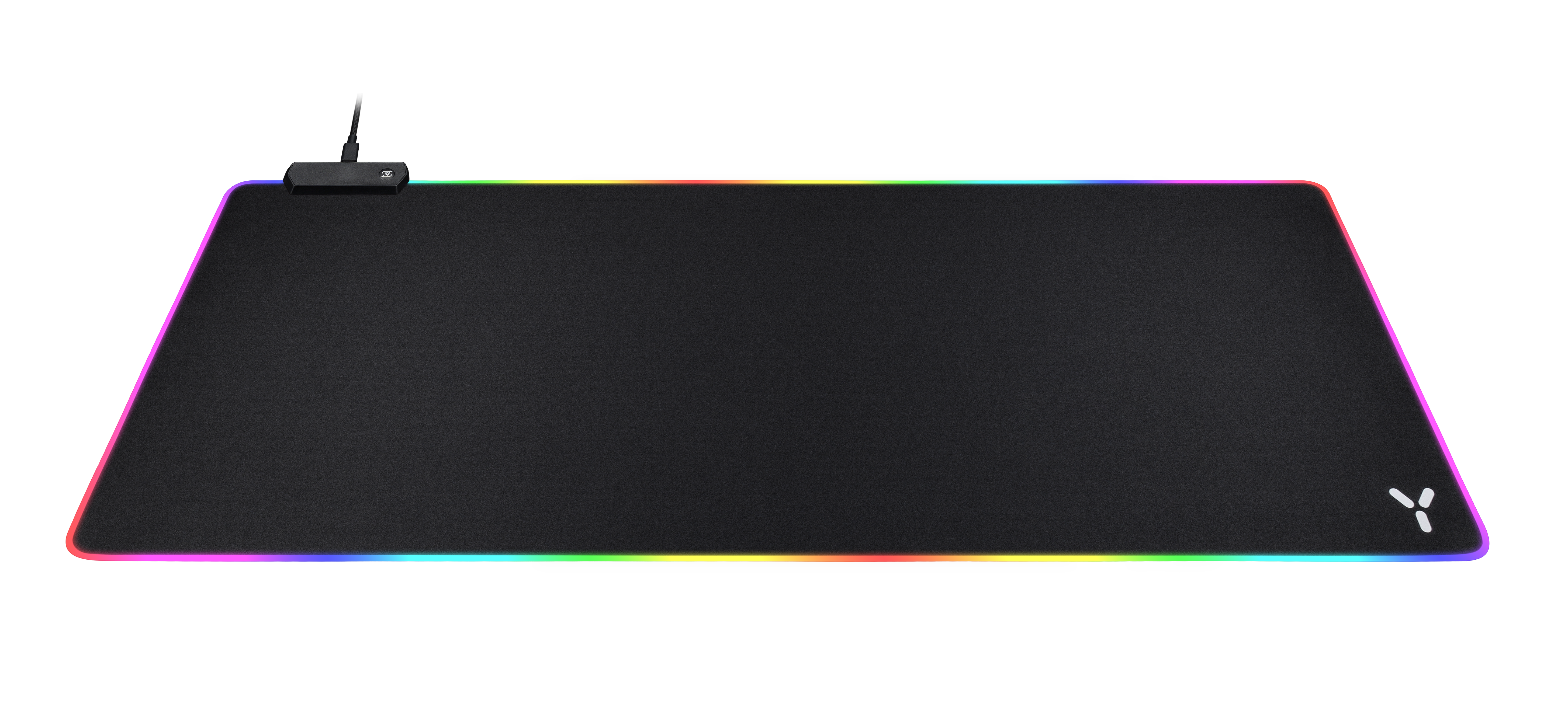 Schwarzes rechteckiges Gaming-Mauspad mit Regenbogen-LED-Kanten und einem Logo in der Ecke. Oben befinden sich Kabel und Stecker.
