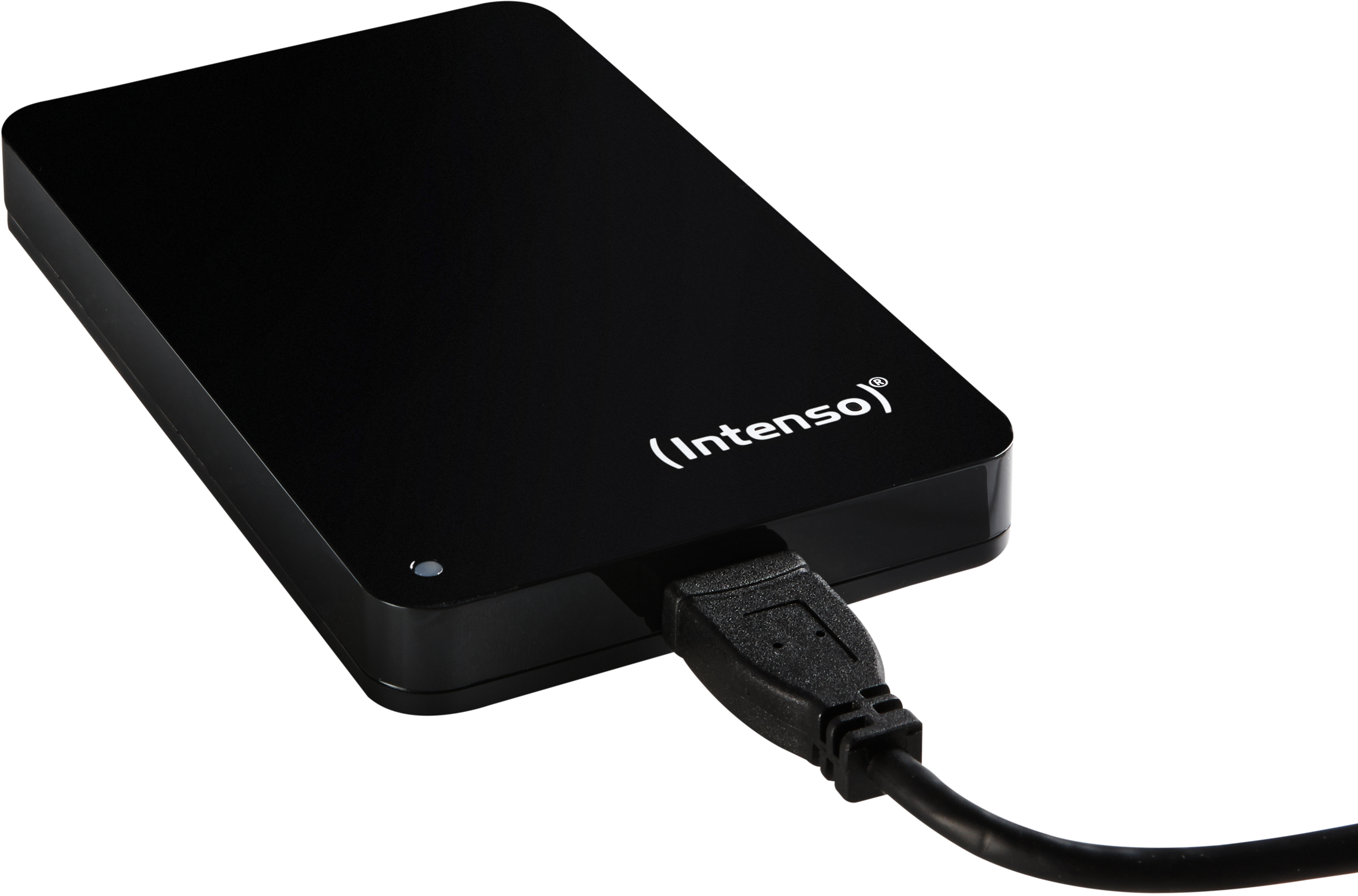 Hard disk esterno nero con cavo USB collegato. Il marchio Intenso è visibile.