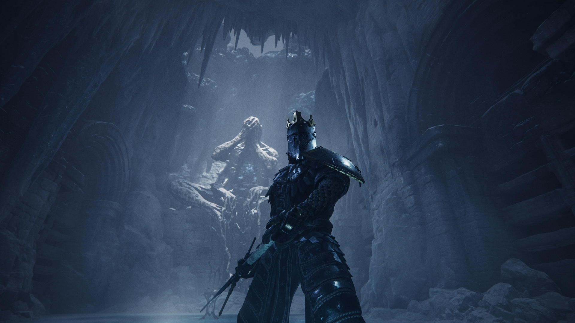 Ein Ritter in dunkler Rüstung steht in einer Höhle und hält ein Schwert. Im Hintergrund eine große Statue. Die Szene ist dunkel und kalt.