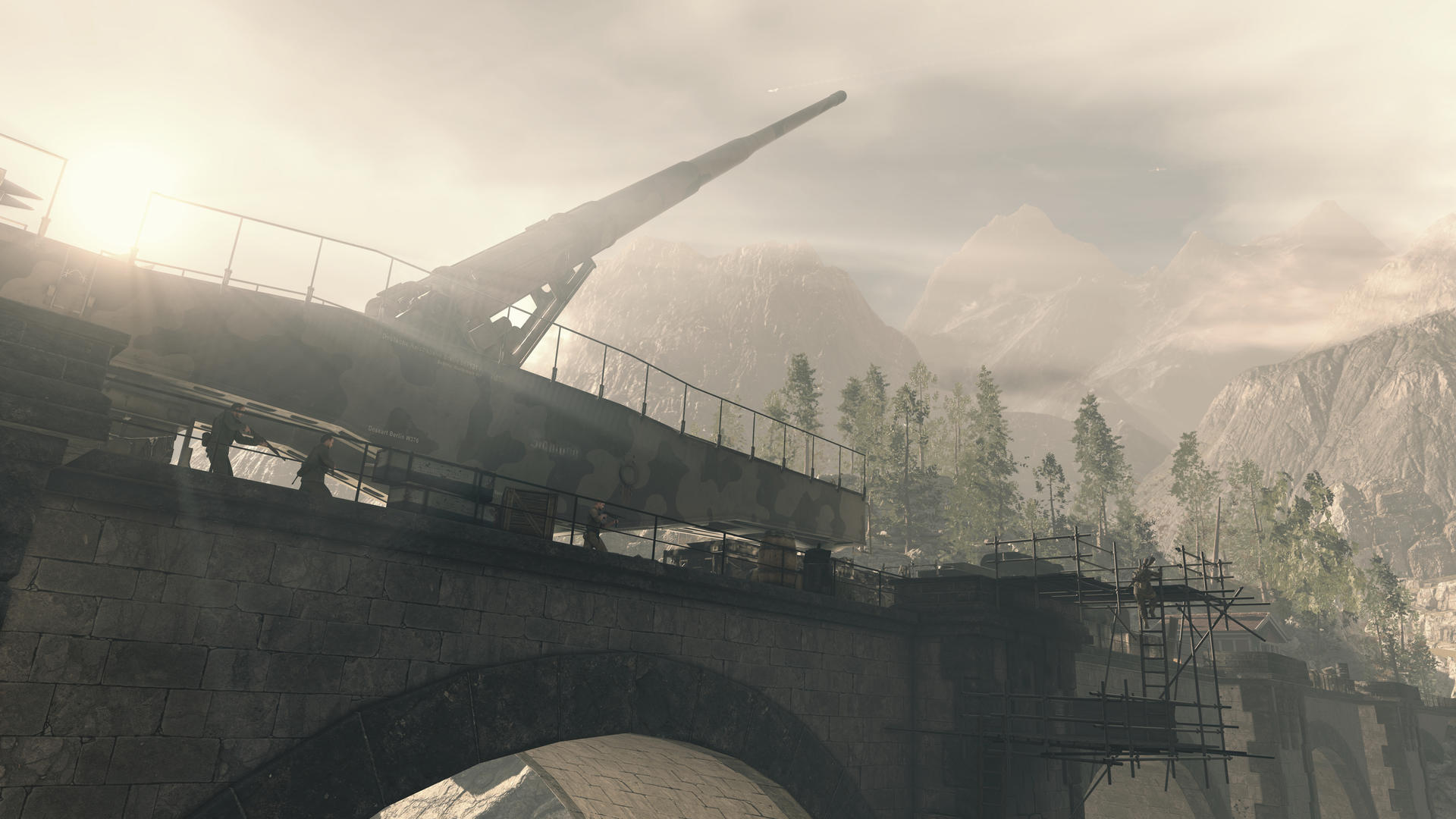 Eine große Kanone auf einer Brücke mit Soldaten. Berge und Bäume sind im Hintergrund. Der Himmel ist bedeckt.