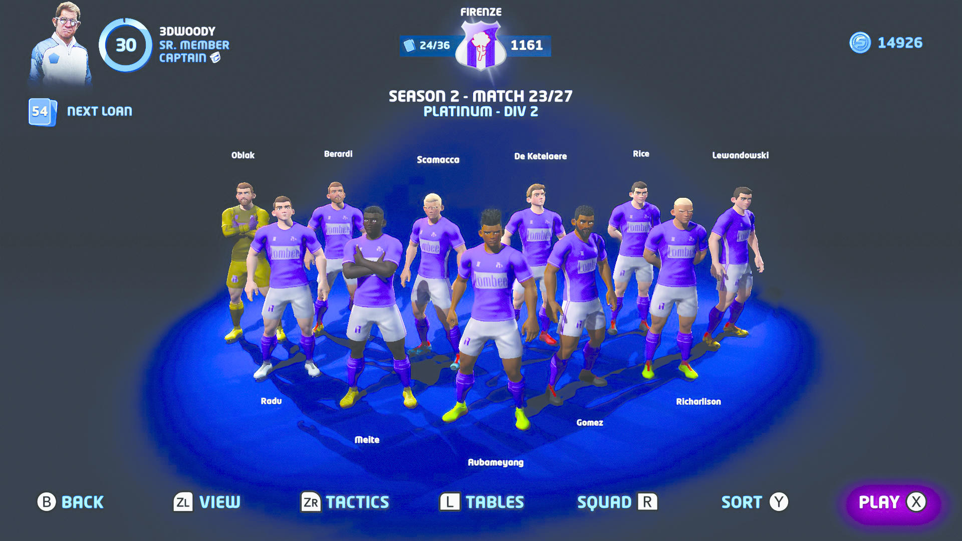Ein Fußballteam in lila Uniformen, mit angezeigten Namen, steht auf blauem Hintergrund. Spiel-UI-Elemente sind sichtbar.