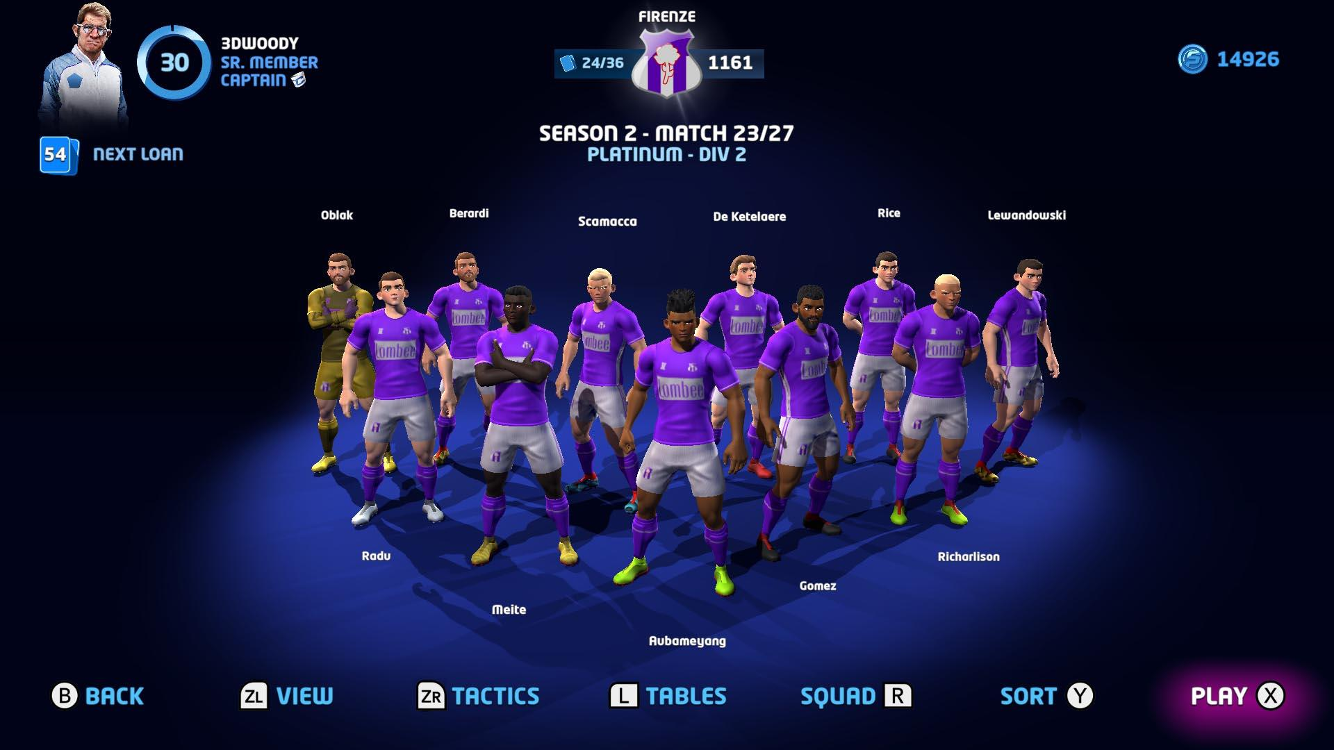 Ein Fußballteam in lila Uniformen steht auf dem Feld. Spielstatistiken und Spielernamen werden angezeigt. Das Spiel ist Saison 2, Spiel 23/27.