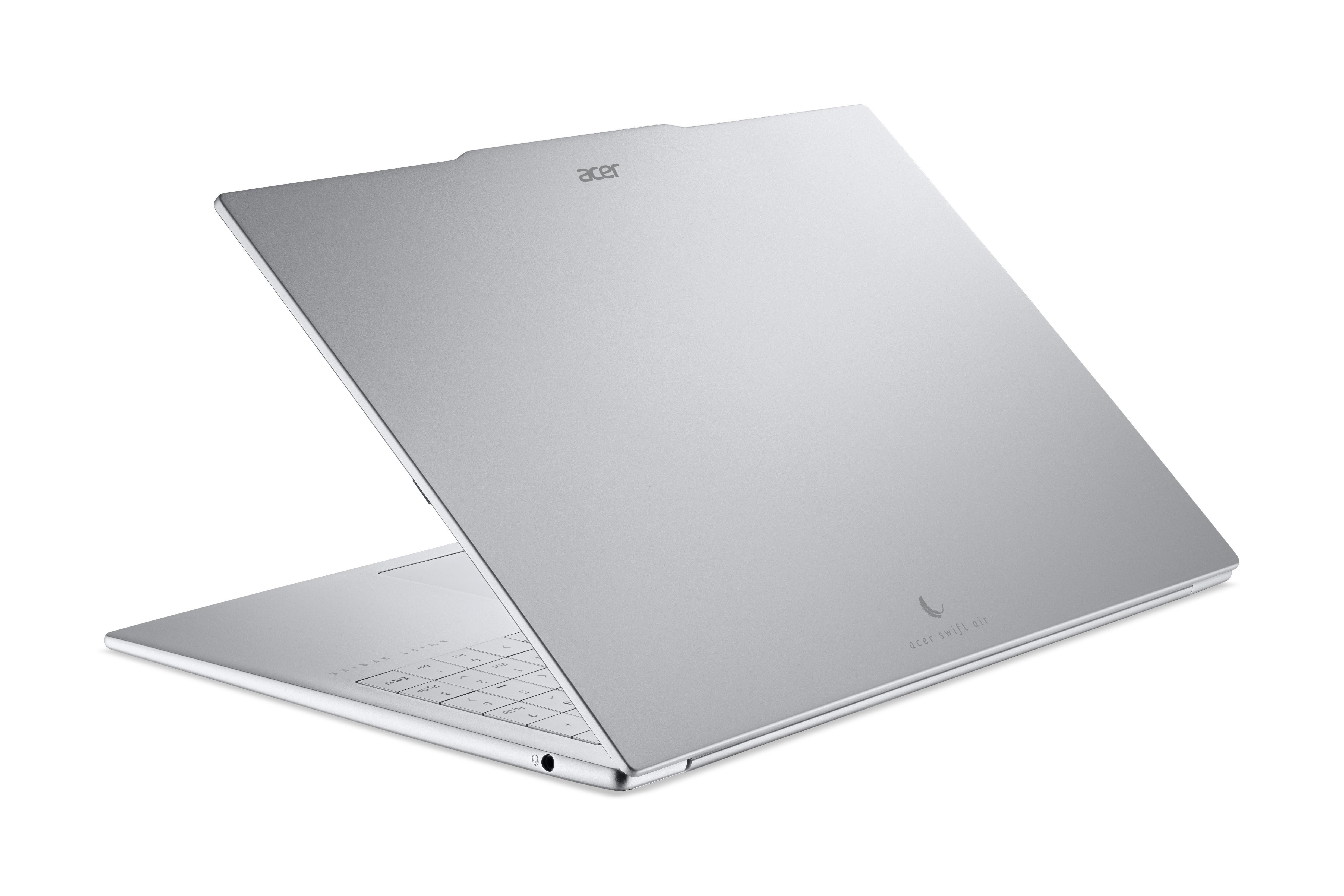 Silberner Acer Swift Air Laptop, teilweise geöffnet auf weißem Hintergrund. Das Acer-Logo ist sichtbar.