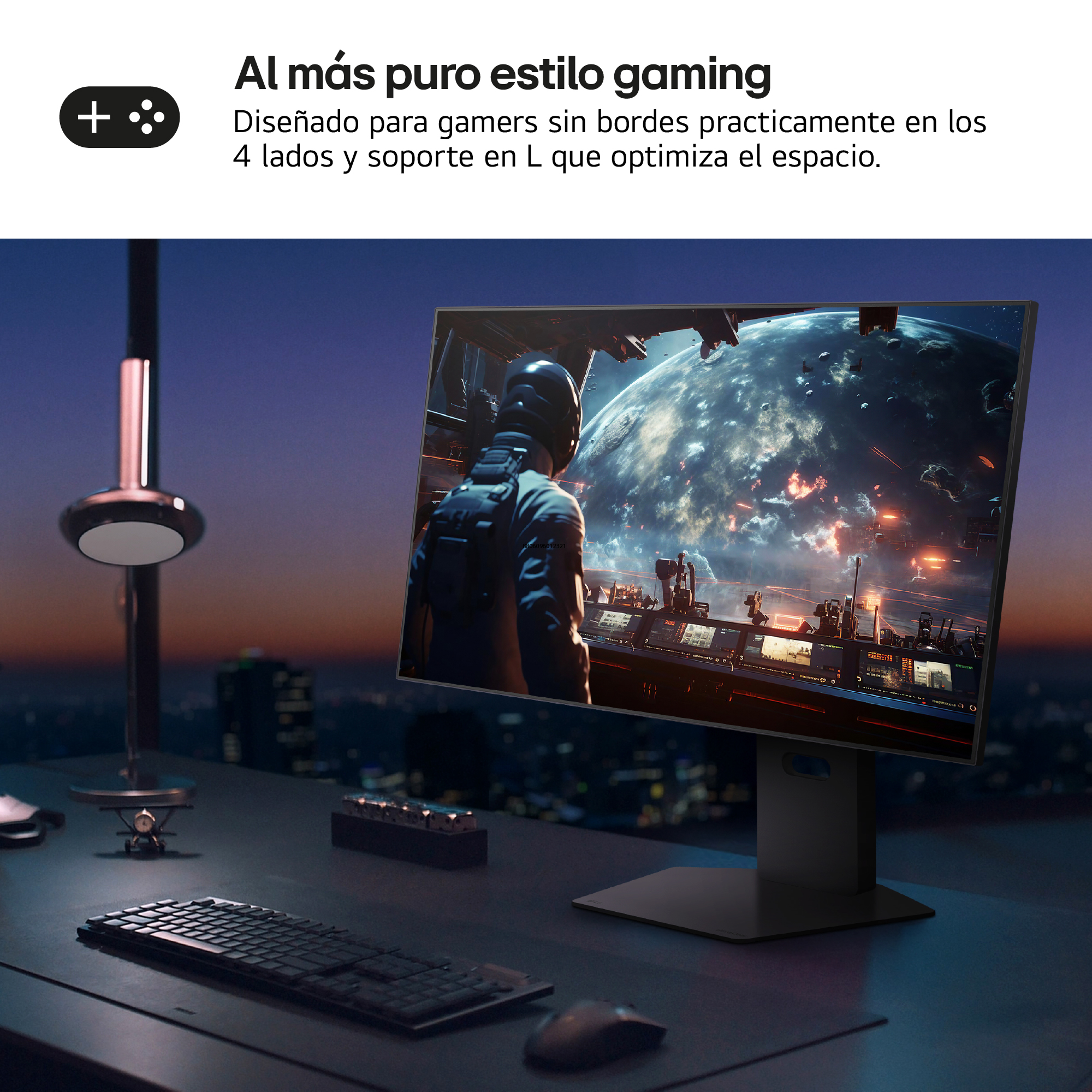 Un monitor de juegos muestra una escena espacial. Un teclado y un ratón están sobre el escritorio oscuro, con una lámpara a la izquierda.