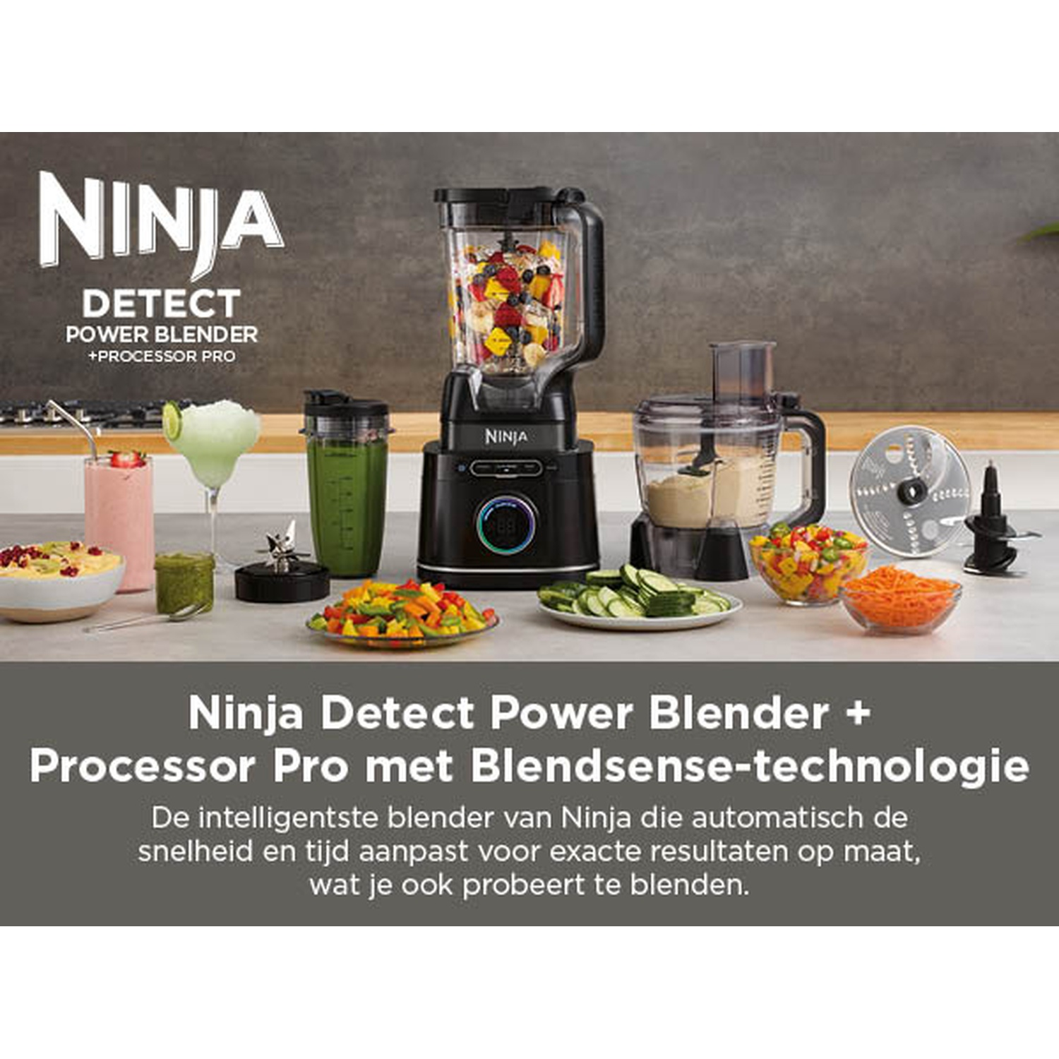Blender Ninja Detect Power avec fruits, légumes et boissons. Diverses pièces de blender et aliments préparés sont affichés.