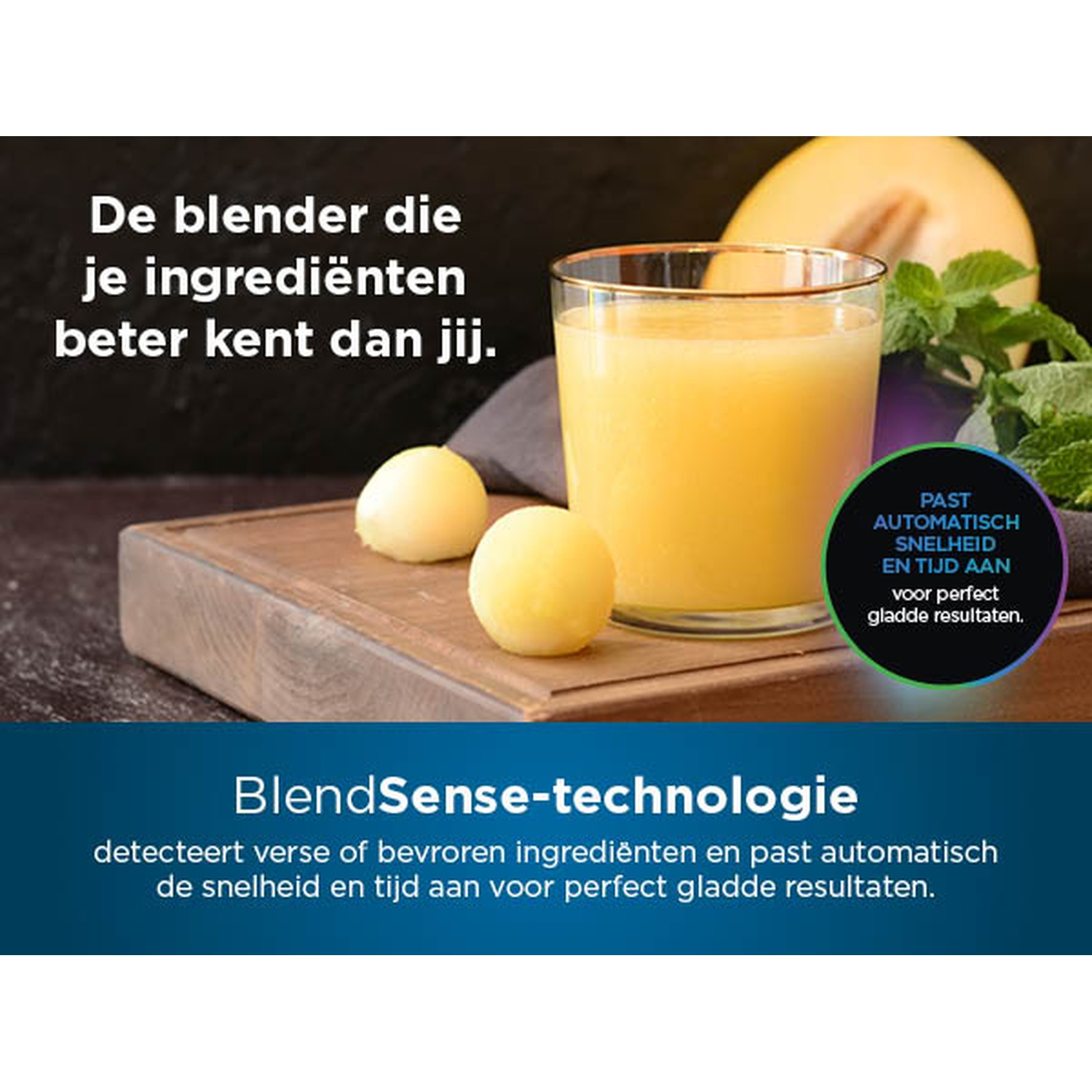 Un verre de jus jaune sur une planche de bois avec deux fruits jaunes, melon et menthe, une publicité pour un blender.
