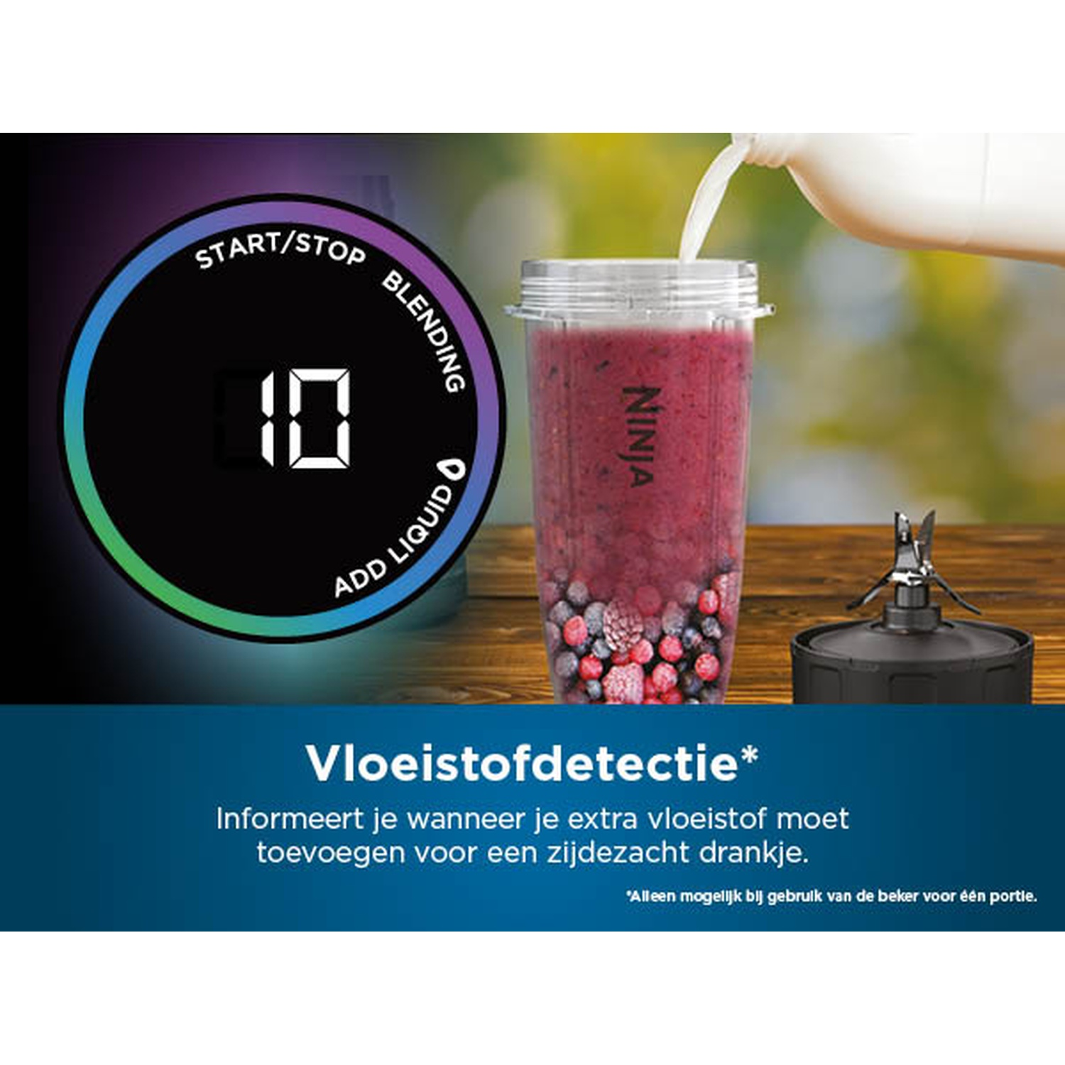 Un verre de mixeur avec des baies et du liquide versé. Une minuterie numérique affiche 10 secondes. La base du mixeur est à droite.