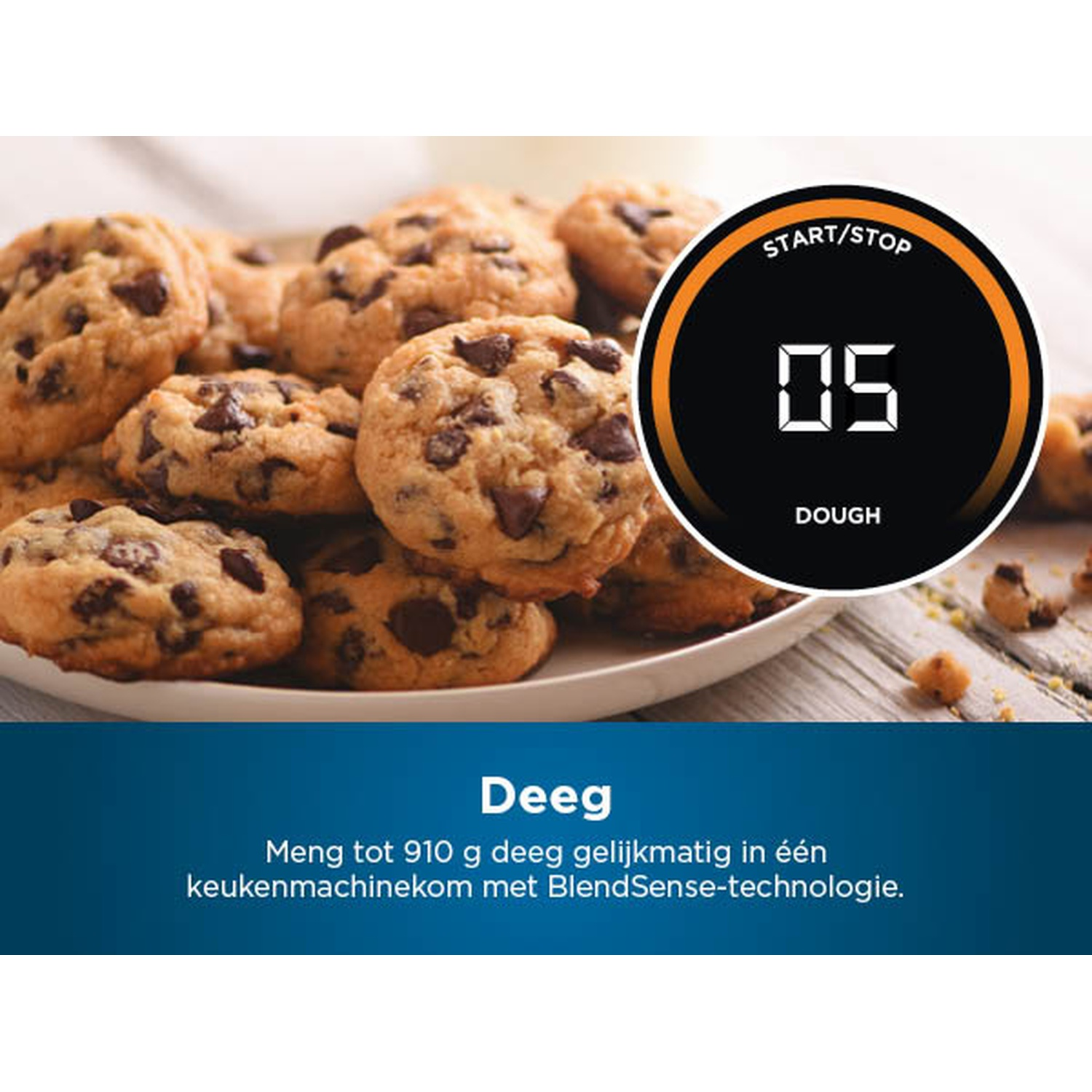 Des cookies aux pépites de chocolat sur une assiette, la minuterie affiche 05, et le texte dit 'Dough'.