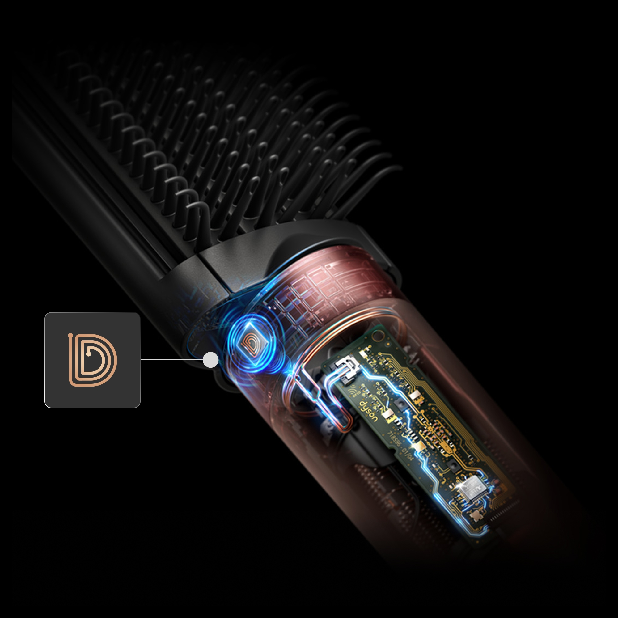 Zbliżenie prostownicy Dyson. Pokazuje wewnętrzne elementy, w tym obwody, cewkę i element grzejny, na czarnym tle.