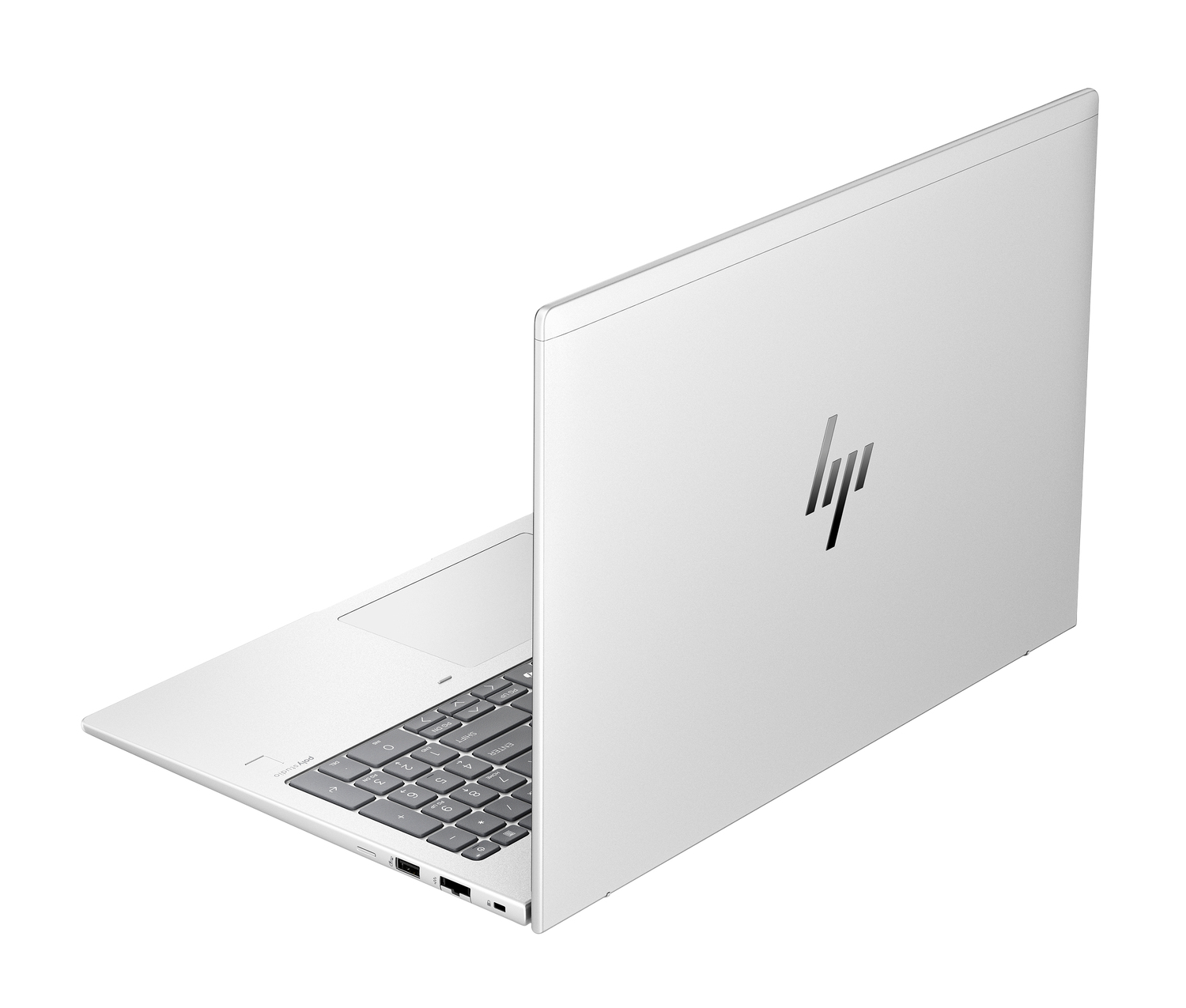 Una laptop HP blanca está ligeramente abierta, mostrando el teclado y el logo de HP en la parte trasera. El fondo es blanco.