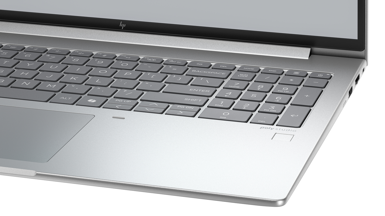 Primer plano de un teclado plateado de portátil con teclas grises. La pantalla es visible. El logotipo HP está en la parte superior.