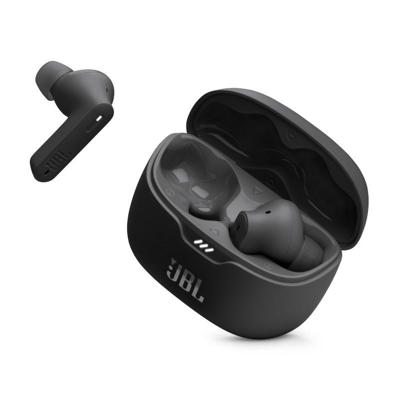 Schwarze JBL-Ohrhörer in einem Ladecase. Ein Ohrhörer ist außerhalb des Gehäuses. Das Gehäuse ist geöffnet und zeigt die Innenfächer.