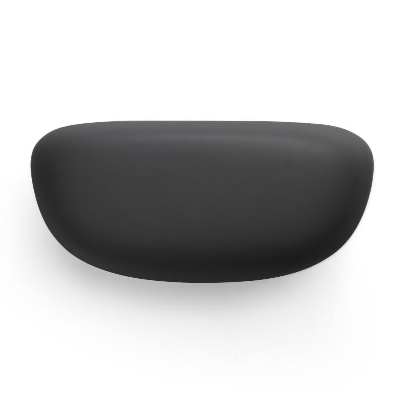 Ein schwarzes, oval geformtes Objekt, möglicherweise ein Deckel oder Behälter, liegt auf weißem Grund. Es hat abgerundete Kanten und eine glatte Oberfläche.