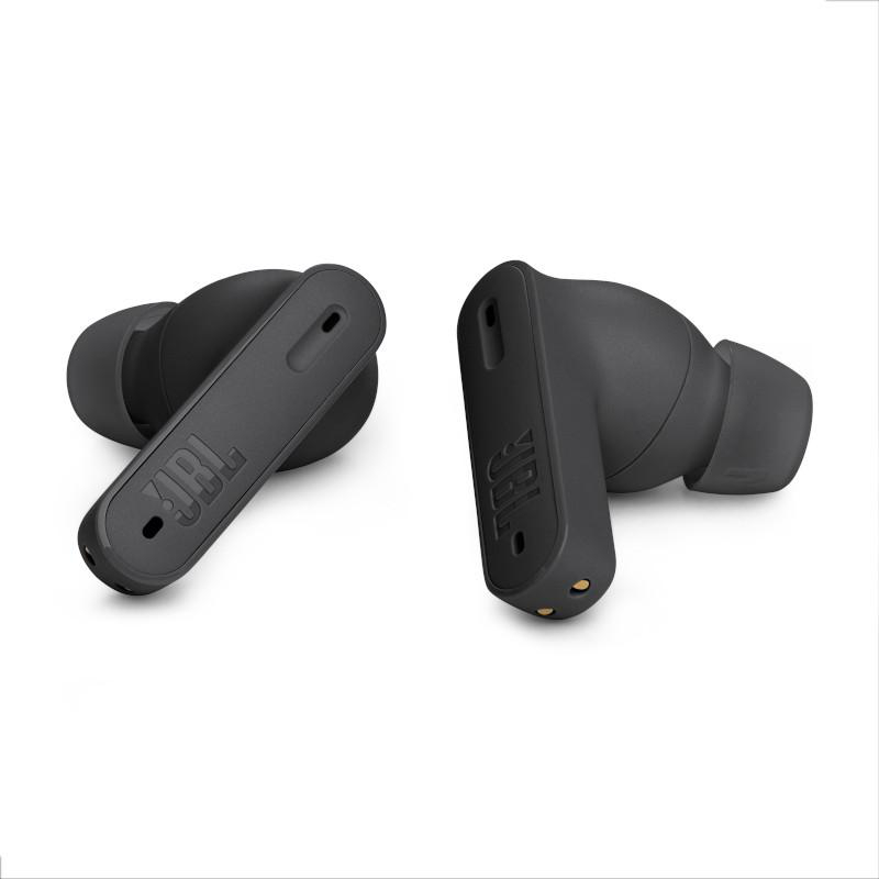 Zwei schwarze JBL-Ohrhörer werden angezeigt. Einer ist nach links abgewinkelt und zeigt das JBL-Logo. Der andere ist nach rechts abgewinkelt und zeigt dasselbe Logo.