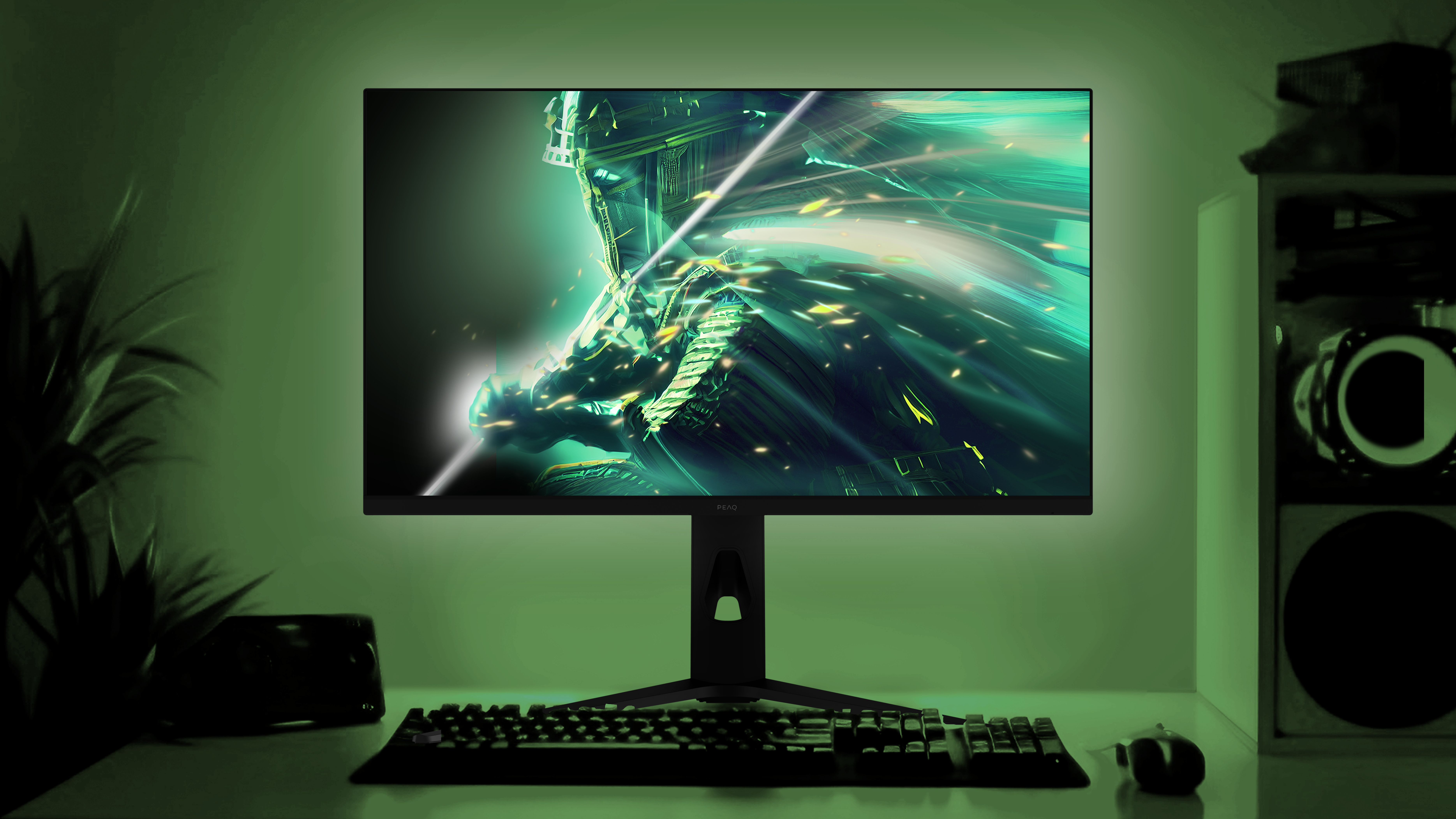 Gaming-Setup mit Monitor, der ein grünes abstraktes Bild zeigt. Tastatur, Maus und Lautsprecher sind ebenfalls vorhanden.