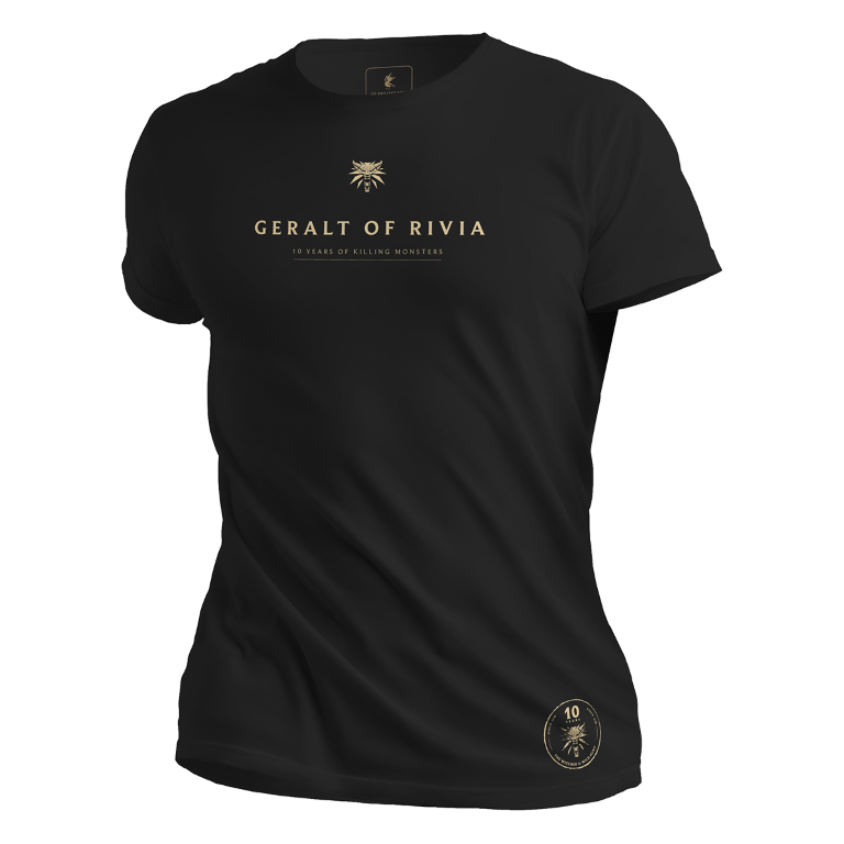 Czarny t-shirt ze złotym tekstem. Napis: 'Geralt of Rivia', 10 lat zabijania potworów. Ma logo na piersi i plakietkę na dole.