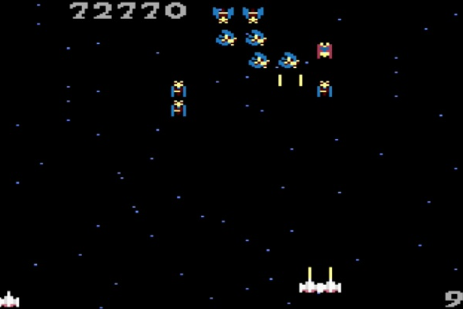 Ein Retro-Weltraum-Shooter-Spiel. Raumschiffe schießen im Sternenhimmel aufeinander. Die Punktzahl steht oben. Das Spielerschiff ist unten.