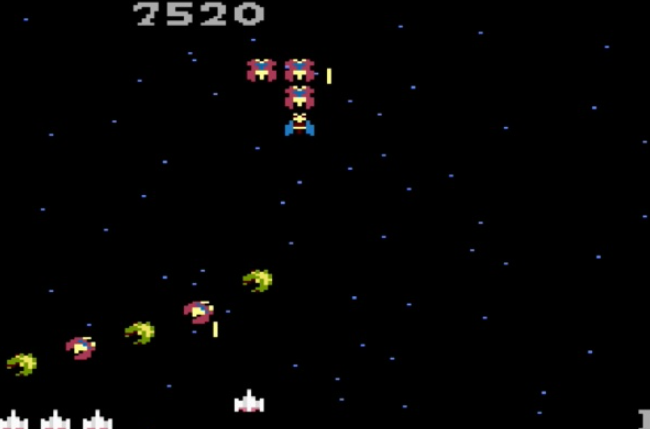 Ein Retro-Weltraum-Shooter-Spiel. Raumschiffe schießen auf Alien-Schiffe. Punktestand 7520. Sterne sind im Hintergrund.