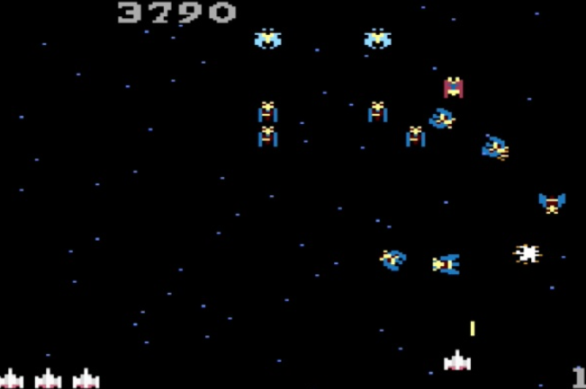 Ein Retro-Weltraum-Shooter-Spiel mit pixeligen Raumschiffen und einem Punktestand von 3790. Schiffe schießen sich in einer dunklen Weltraumumgebung an.