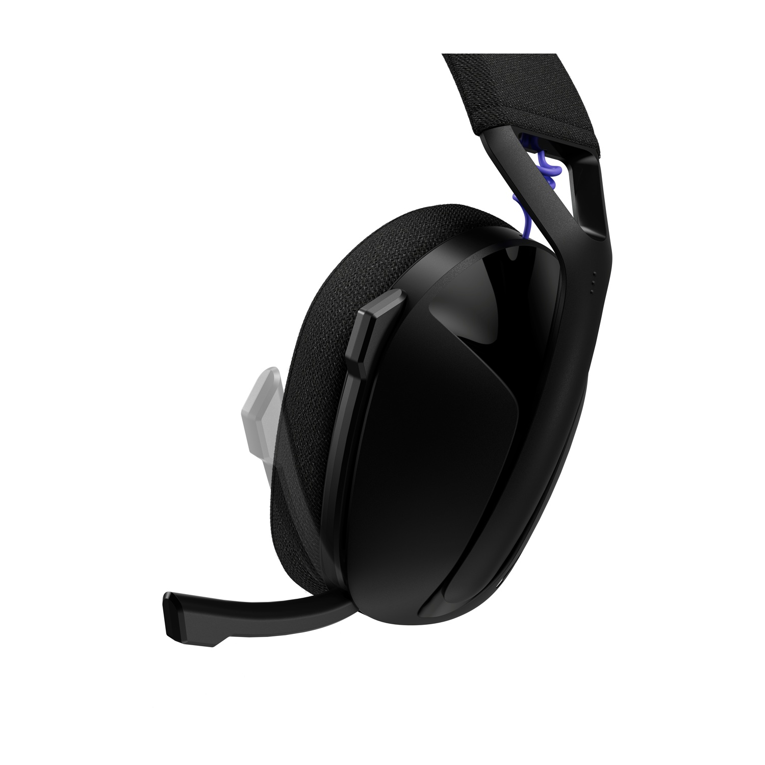 Cuffie da gioco nere su sfondo bianco. Hanno un microfono, padiglioni neri e un dettaglio cavo blu. La fascia è visibile.