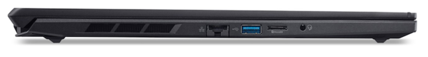 Vista lateral de un portátil negro. Se ven puertos, rejillas y un puerto USB. El portátil está sobre una superficie blanca.