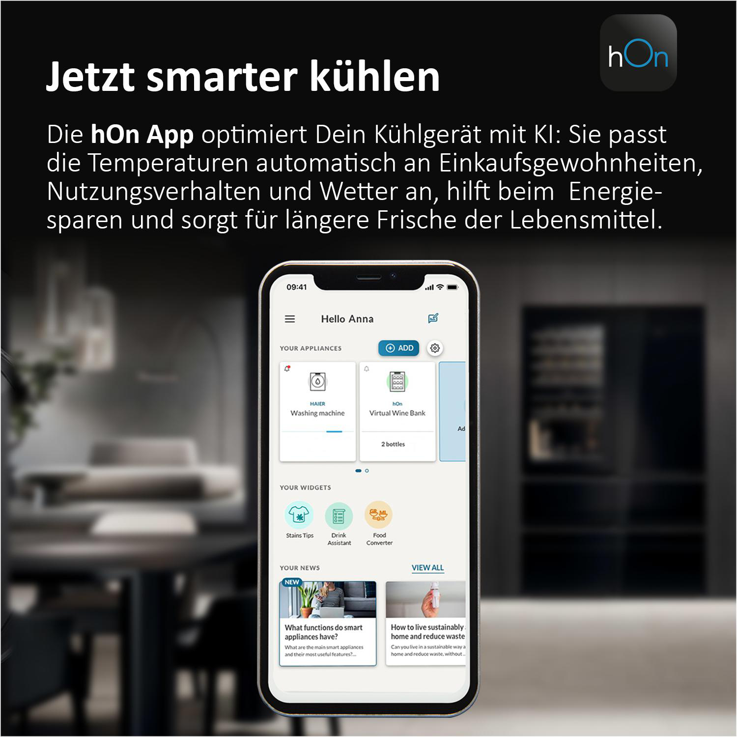 Ein Smartphone zeigt die hOn-App. Der Text oben lautet 'Jetzt smarter kühlen'. Im Hintergrund ist ein Kühlschrank zu sehen.