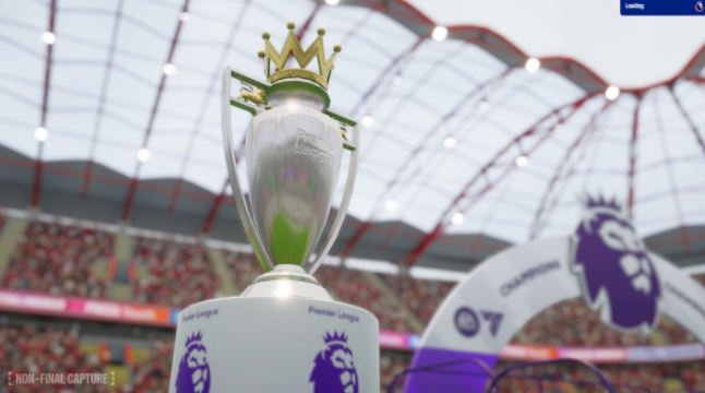Die Premier-League-Trophäe steht auf einem Sockel mit dem Logo der Liga. Im Hintergrund sind Stadionbogen und Sitzplätze zu sehen.