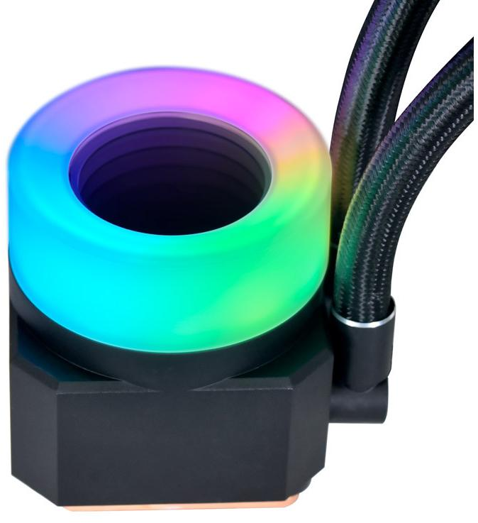 Un dissipatore CPU a liquido con un anello RGB luminoso. Base e tubi neri visibili. L'anello cambia colore.