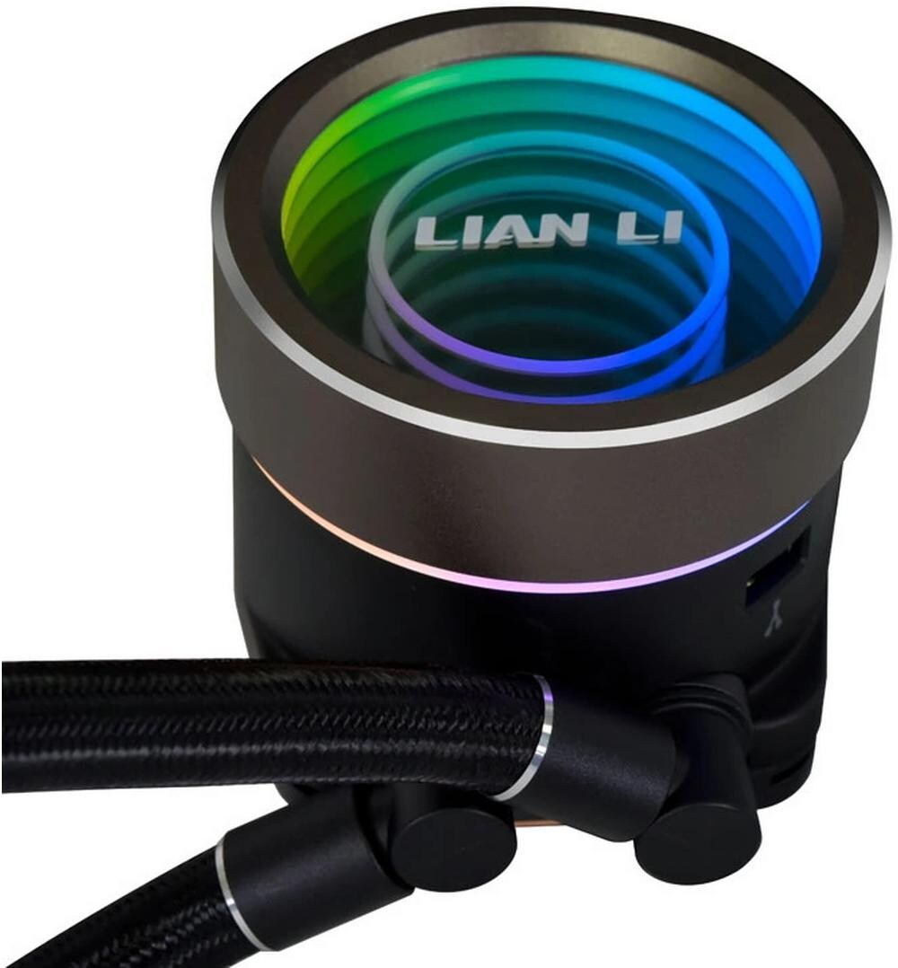 Primo piano di un dissipatore CPU con un anello luminoso arcobaleno e il logo LIAN LI. Base nera con tubi.