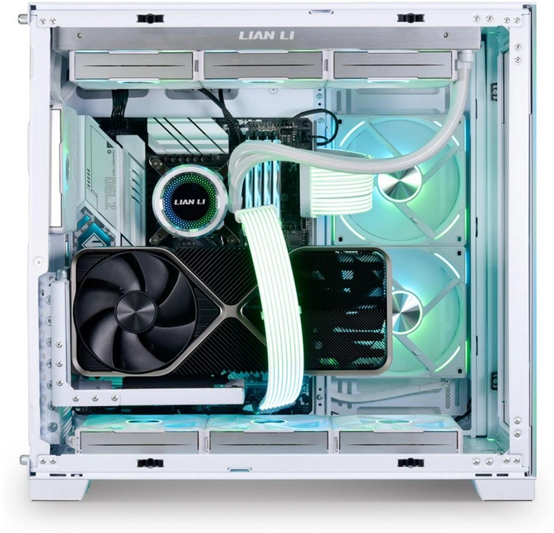 À l'intérieur d'un boîtier d'ordinateur blanc, des composants sont visibles. Il y a des ventilateurs, une carte graphique, une carte mère et un refroidissement liquide avec des lumières colorées.