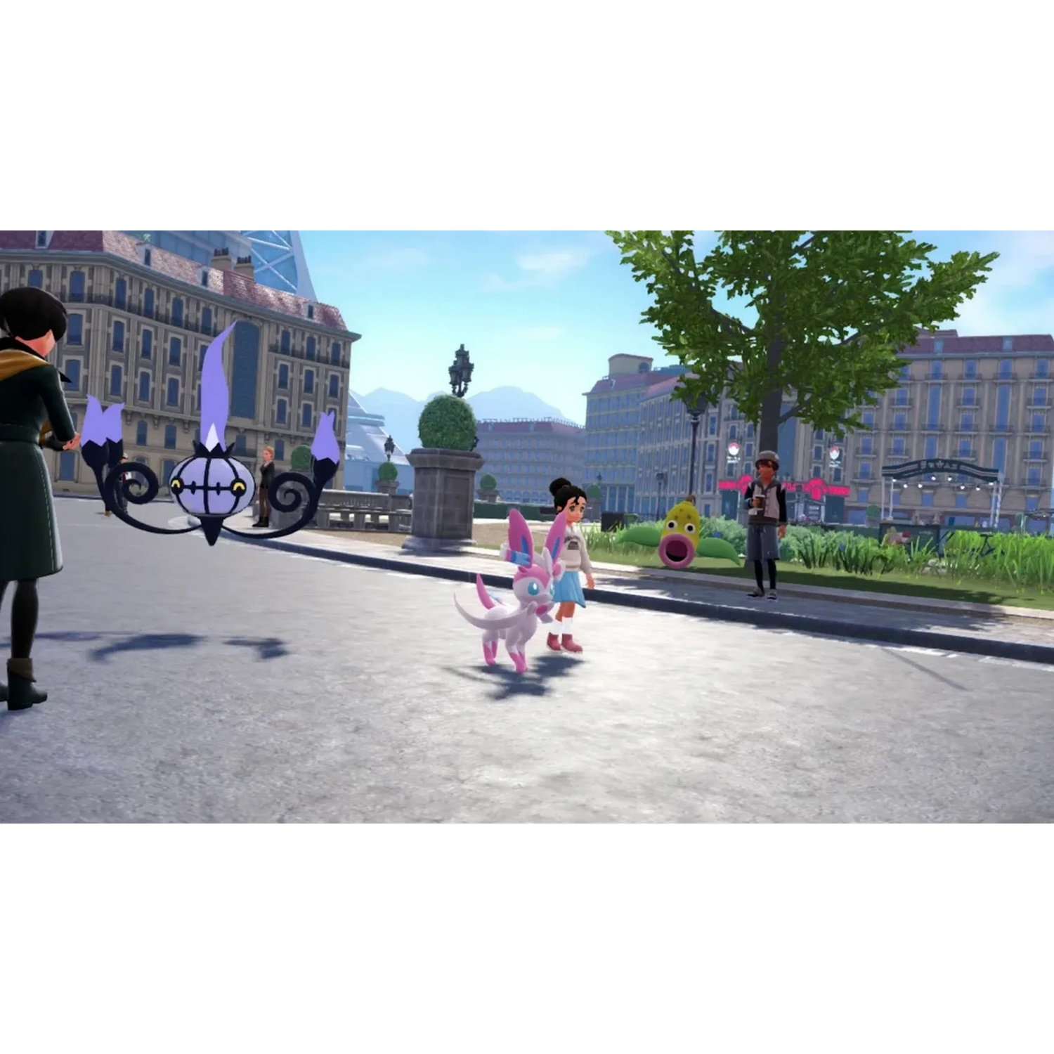 Een straatbeeld met een roze Sylveon en een persoon die loopt. Op de achtergrond zijn gebouwen, bomen en andere mensen.