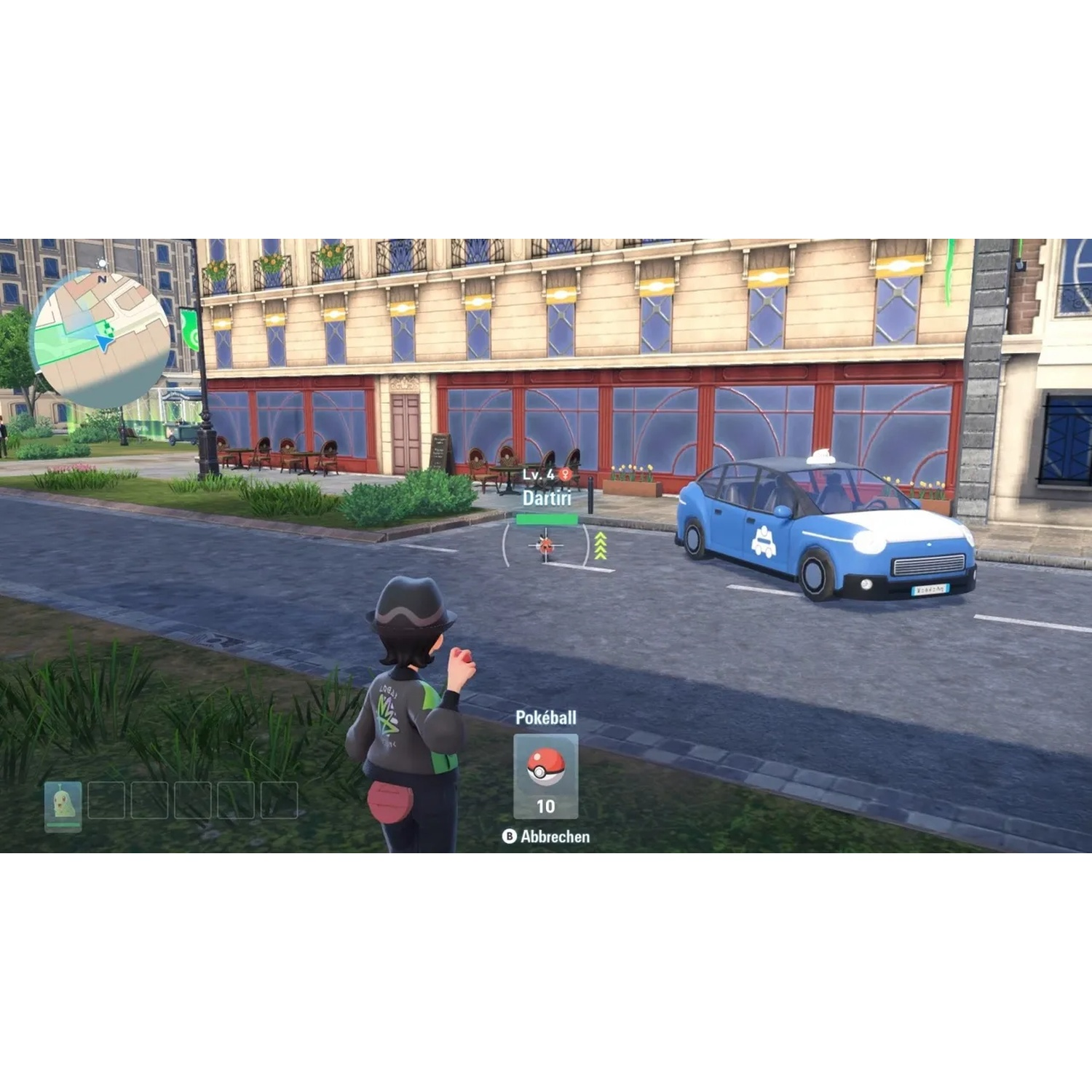 Een persoon staat op een straat met een blauwe auto en een gebouw met ramen. Een Pokemon-game-interface is zichtbaar.