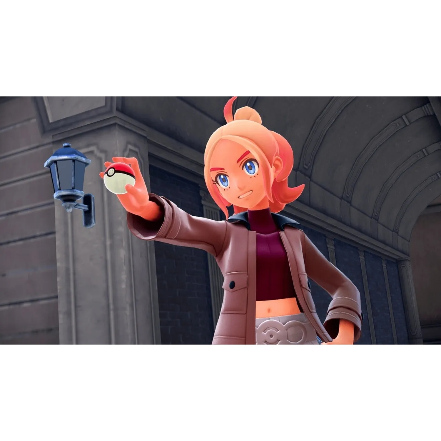Een vrouw met oranje haar houdt een Poké Ball vast. Ze draagt een bruine jas en staat bij een lantaarnpaal. Achtergrond: gebouw.