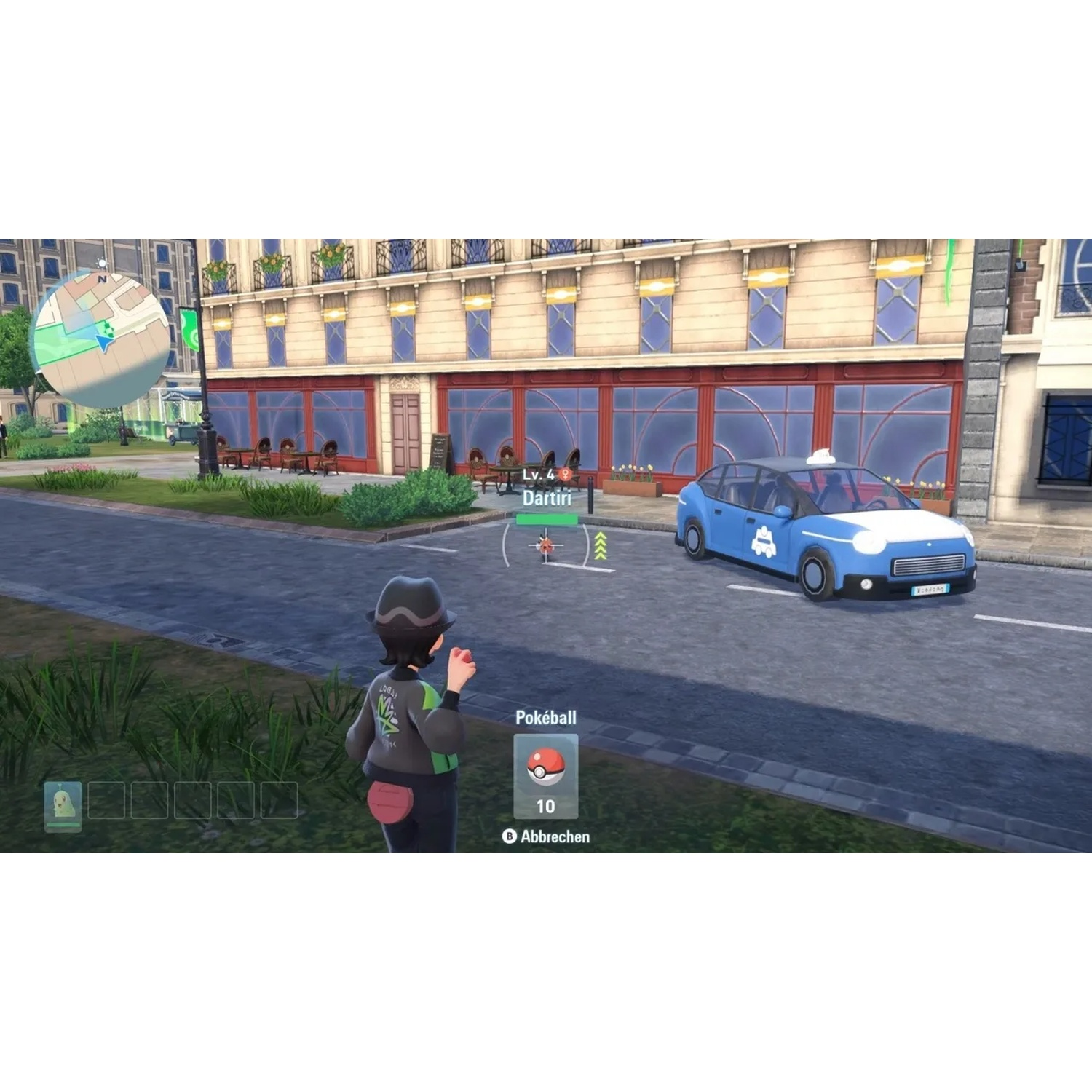 Een personage in een game staat in een stadsstraat. Een blauwe auto staat geparkeerd in de buurt. Een gebouw met ramen en een restaurant op de achtergrond.