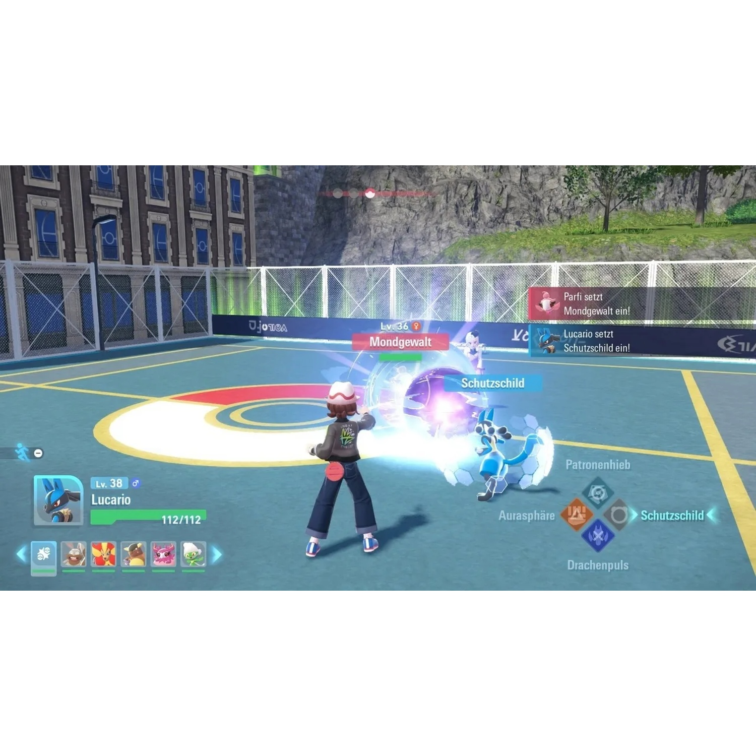 Een videogame scherm toont een gevechtsscène met twee personages, Lucario en Parfi, die vaardigheden gebruiken. De achtergrond omvat gebouwen en een stadion.