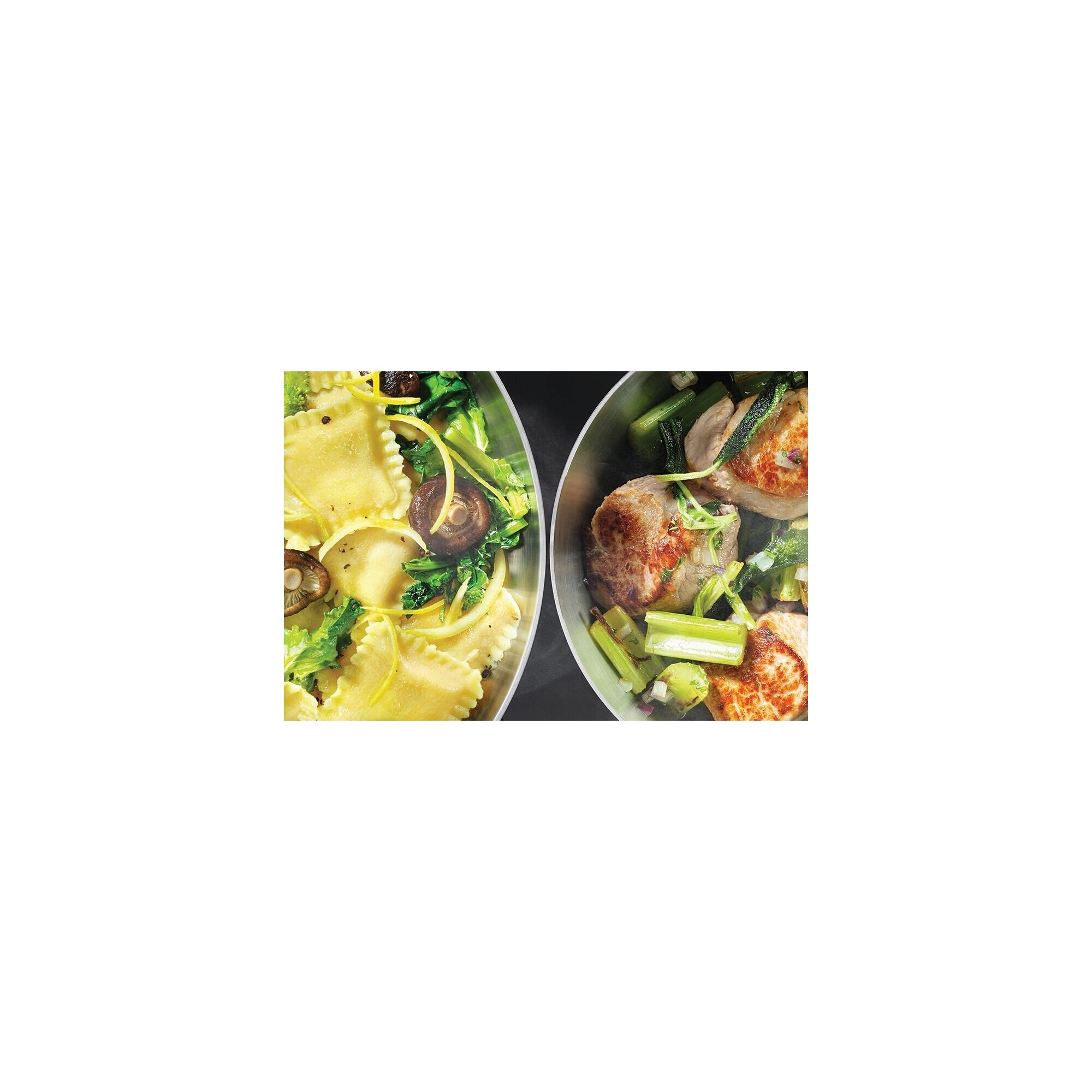 Beyaz zemin üzerinde iki yemek. Biri mantarlı ravioli, diğeri et ve sebzelerle.