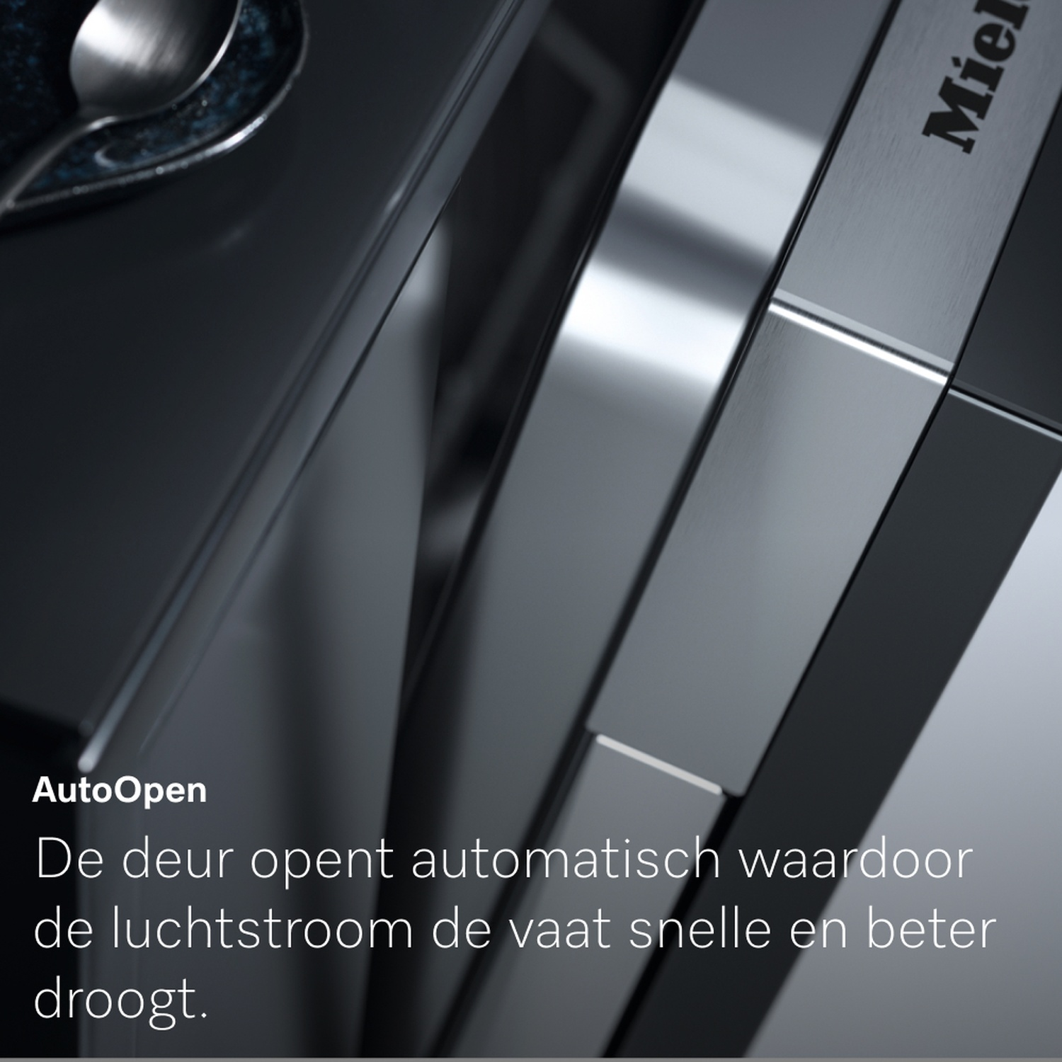 Close-up van een vaatwasser. Toont het Miele-logo, metalen oppervlakken en tekst die een automatische deuropening aangeeft.