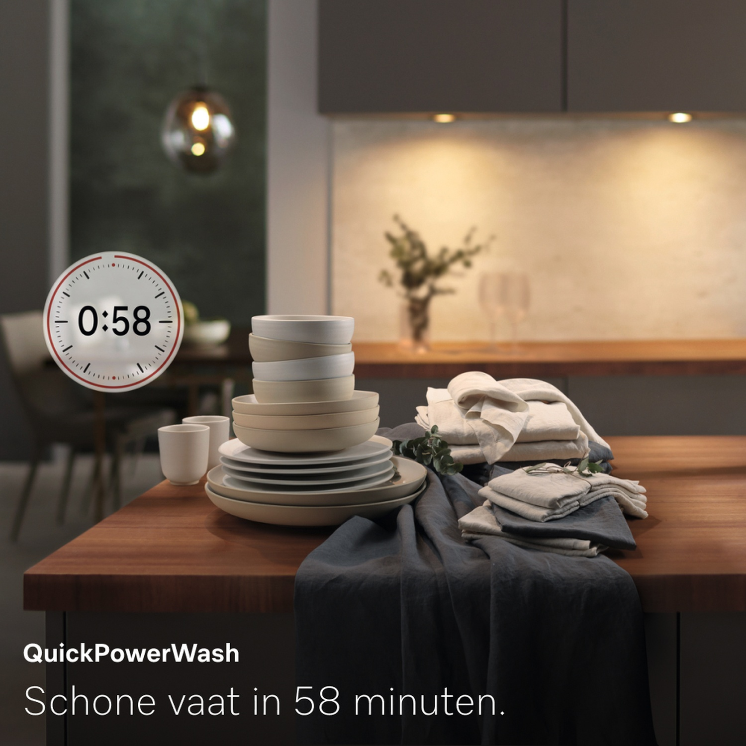 Een keukenscène met schoon servies, linnen en een timer ingesteld op 0:58. De tekst 'QuickPowerWash' is zichtbaar.