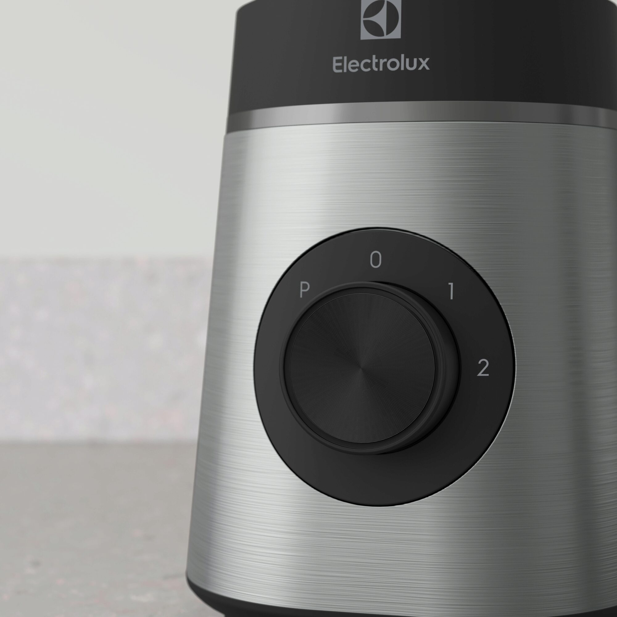 Electrolux blenderin yakın çekimi. Gümüş gövde, numaralı siyah kadran. Gri arka plan.