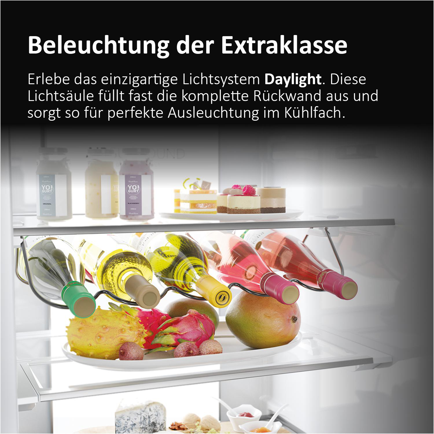 Im Kühlschrank werden Weinflaschen und verschiedene Früchte wie Mangos und Drachenfrucht ausgestellt.