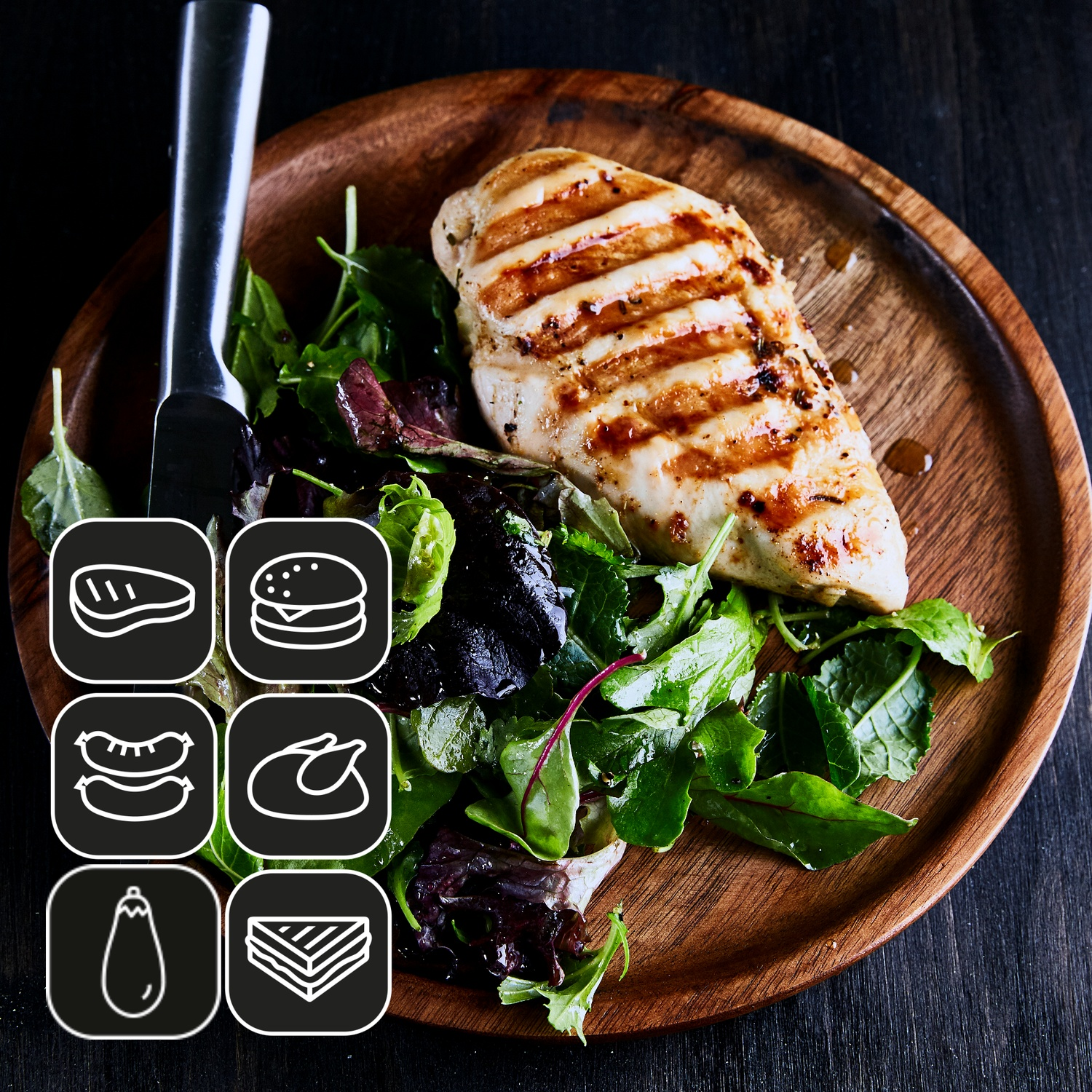 Poitrine de poulet grillée sur une assiette en bois avec de la salade. Couteau sur le côté. Icônes de steak, burger, saucisses, poulet, aubergine et sandwich.