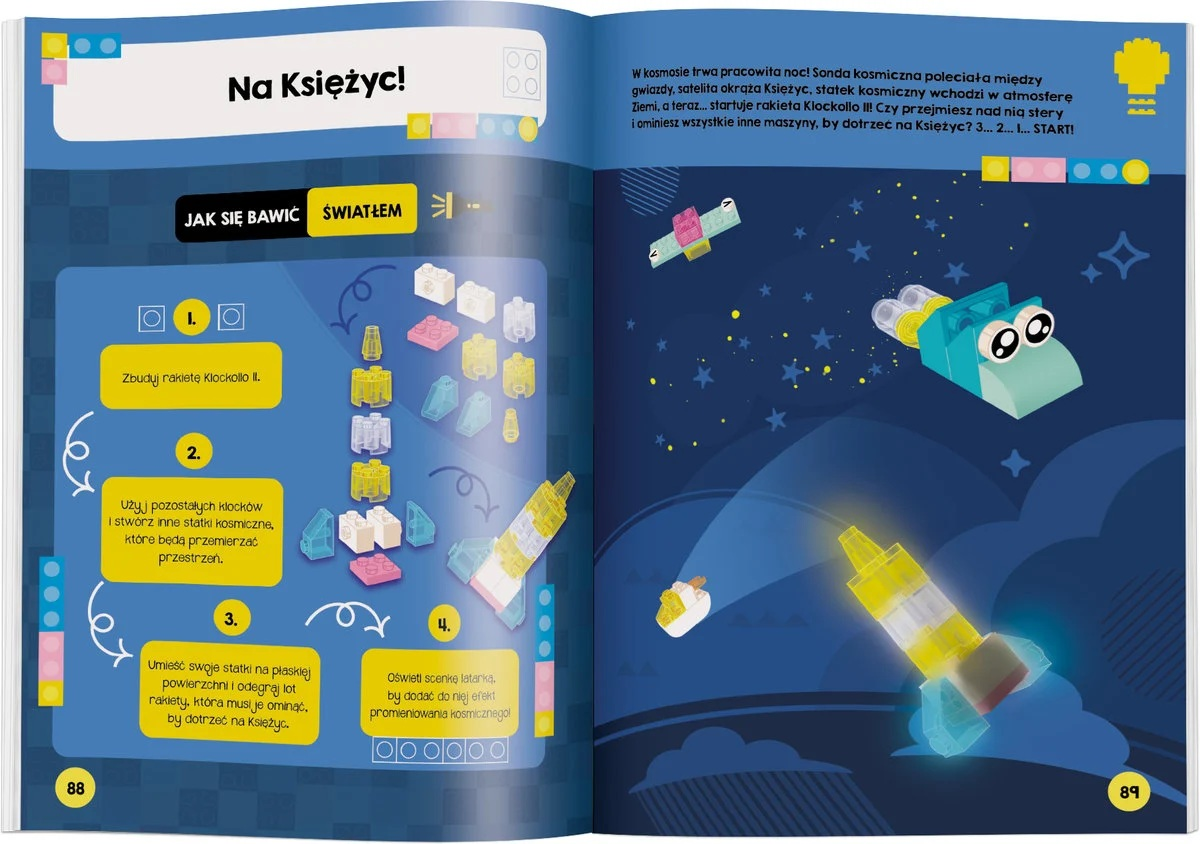 Otwarta strona książki z niebieskim tłem. Pokazuje rakietę i klocki. Polski tekst o kosmosie i instrukcjach.