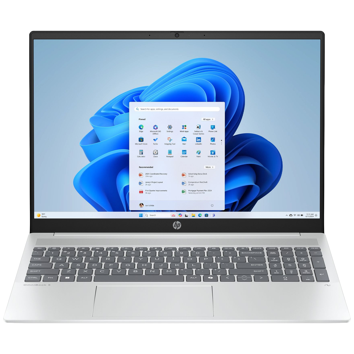 Zilveren HP-laptop met Windows 11-bureaublad, app-iconen en zoekbalk. Toetsenbord zichtbaar.