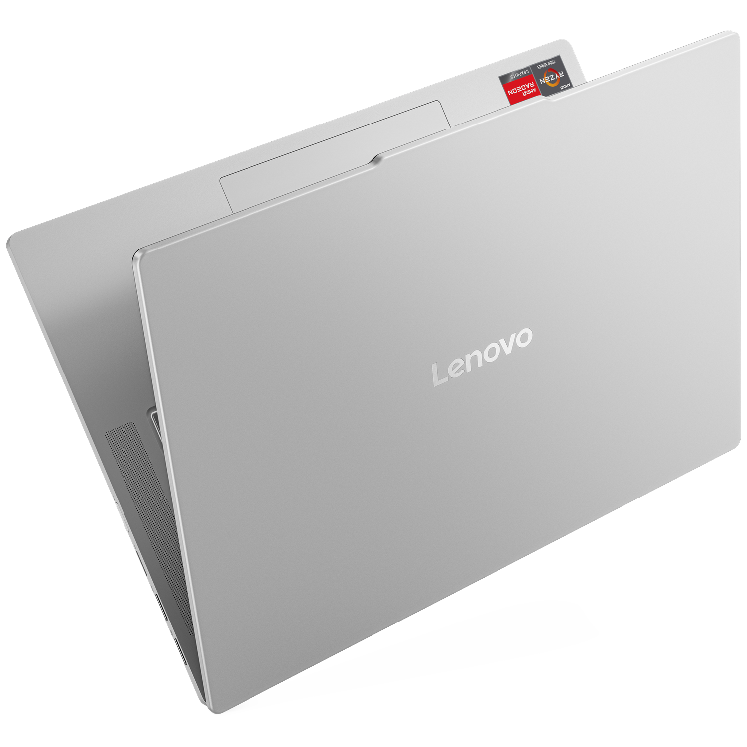 Zilveren Lenovo laptop, gedeeltelijk open. De deksel toont het Lenovo-logo. Een sticker leest 'AMD Ryzen Radeon'. De achtergrond is wit.