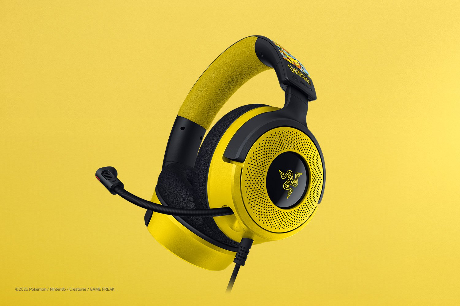 Auriculares gaming Razer amarillos y negros con tema Pokémon, sobre fondo amarillo. Con micrófono.