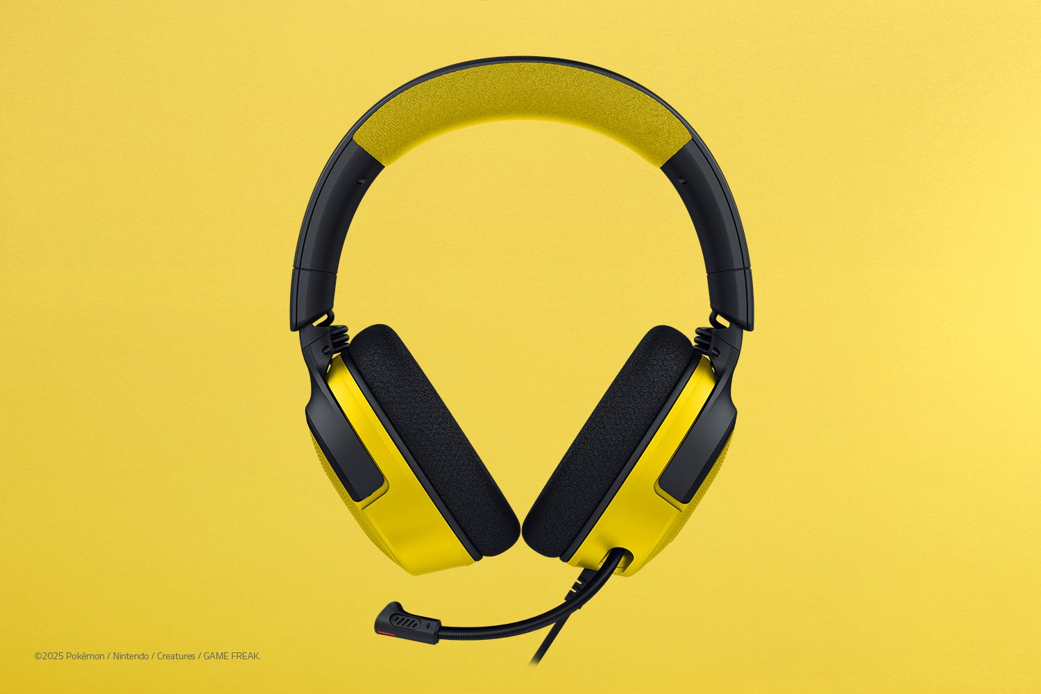 Auriculares amarillos y negros sobre fondo amarillo. El auricular tiene micrófono y cable.